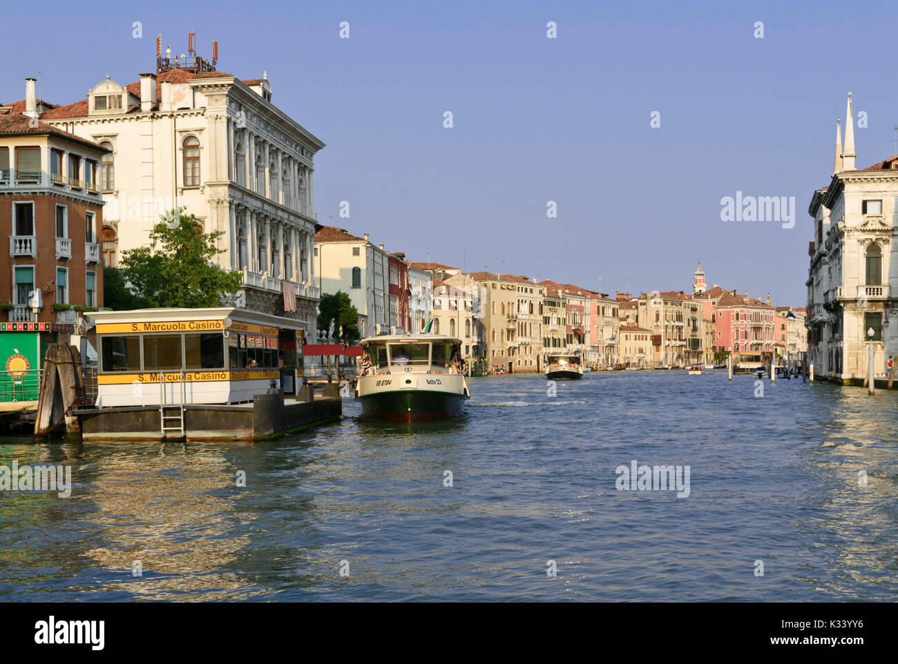 Vaporetto auf dem Canal Grande, Venedig, Italien Stockfoto