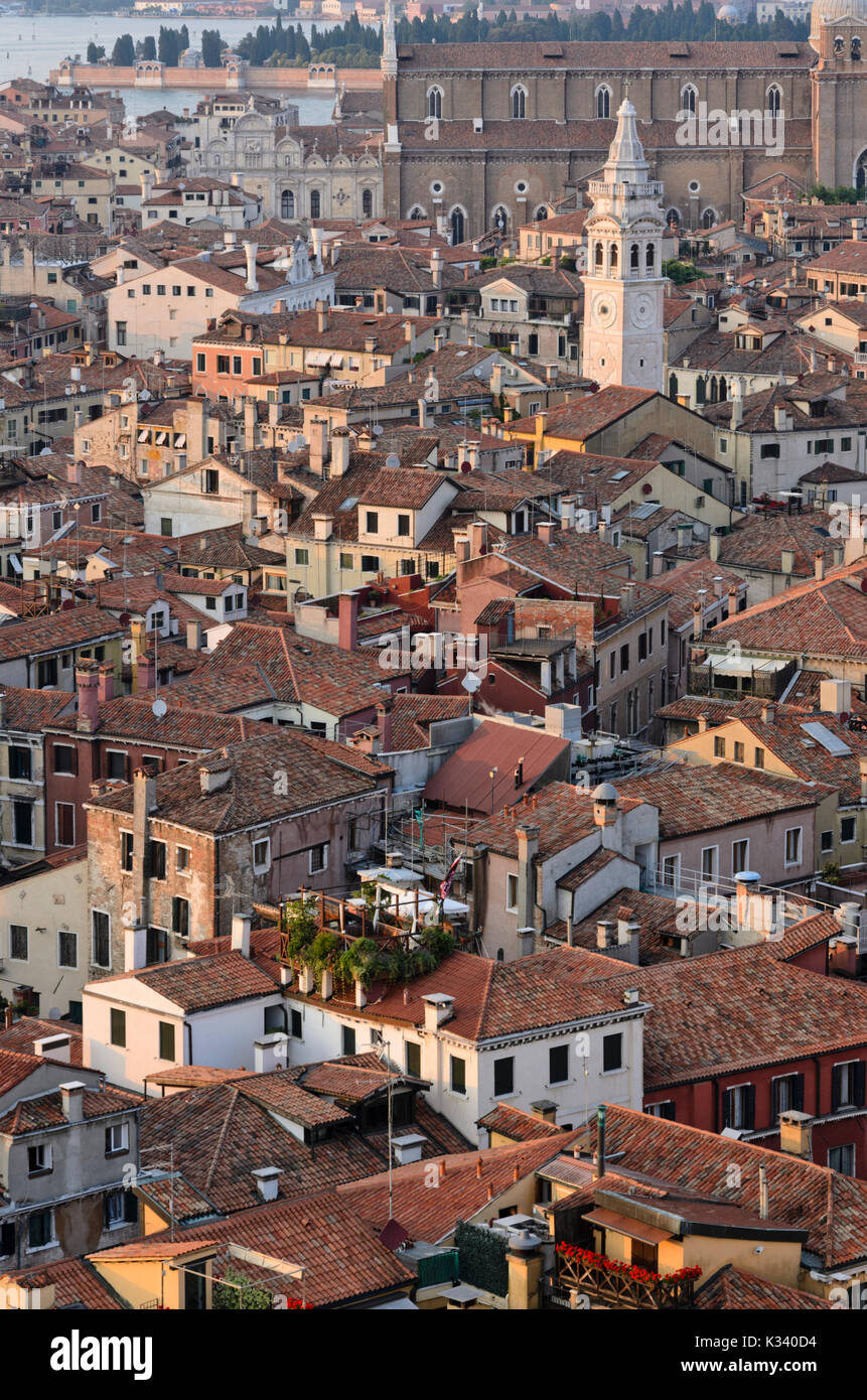 Alte Bürgerhäuser und Santa Maria Formosa, Venice, Italien Stockfoto