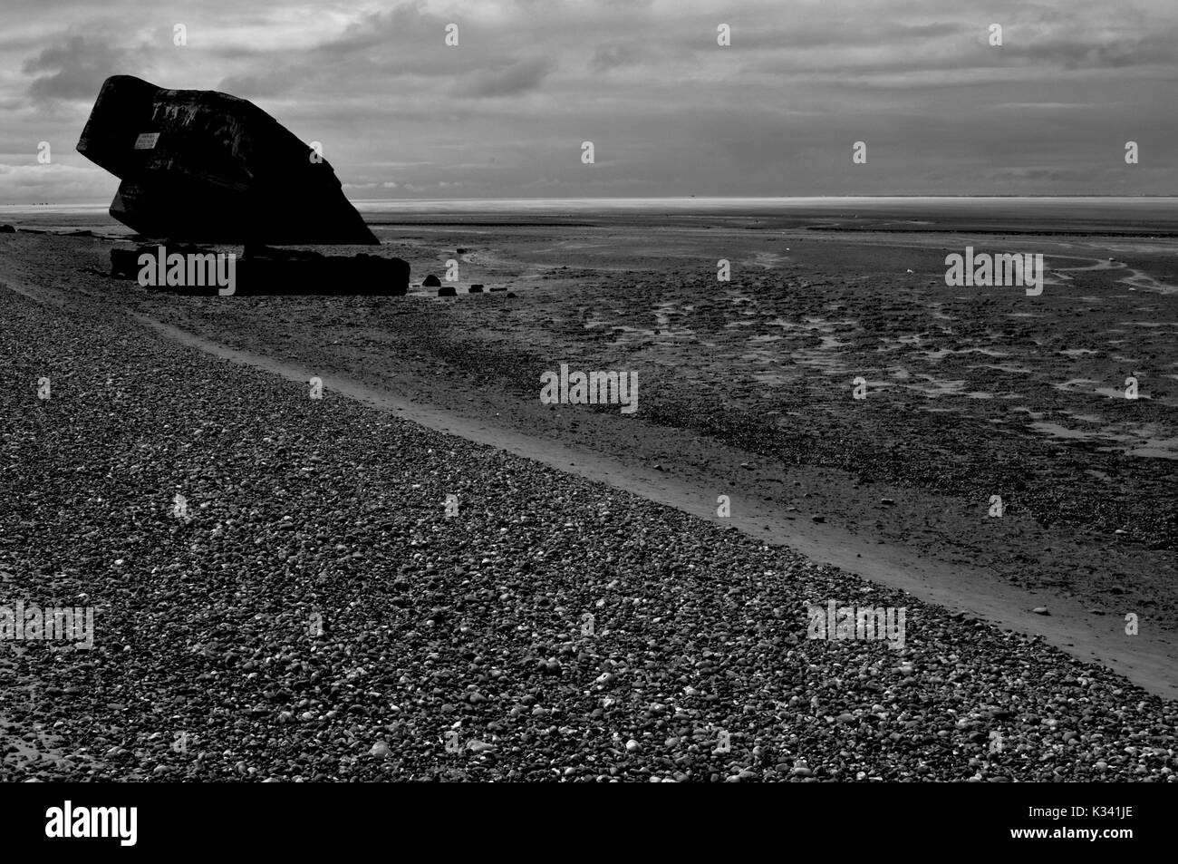 Ein Bunker bleibt am Strand Stockfoto