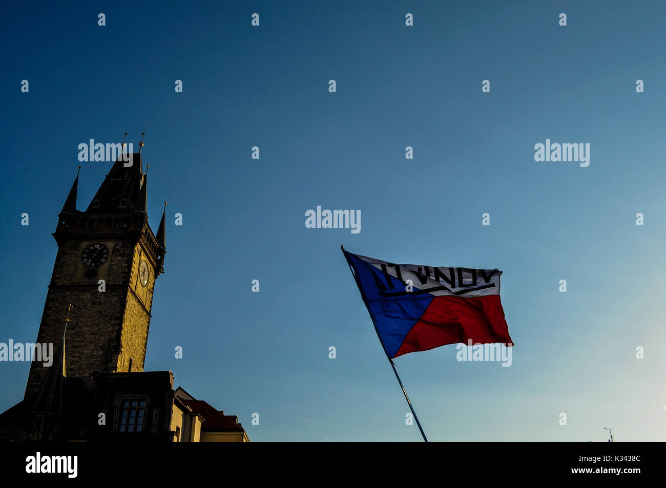 Tschechische Flagge in der Altstadt - Prag, Tschechische Republik Stockfoto