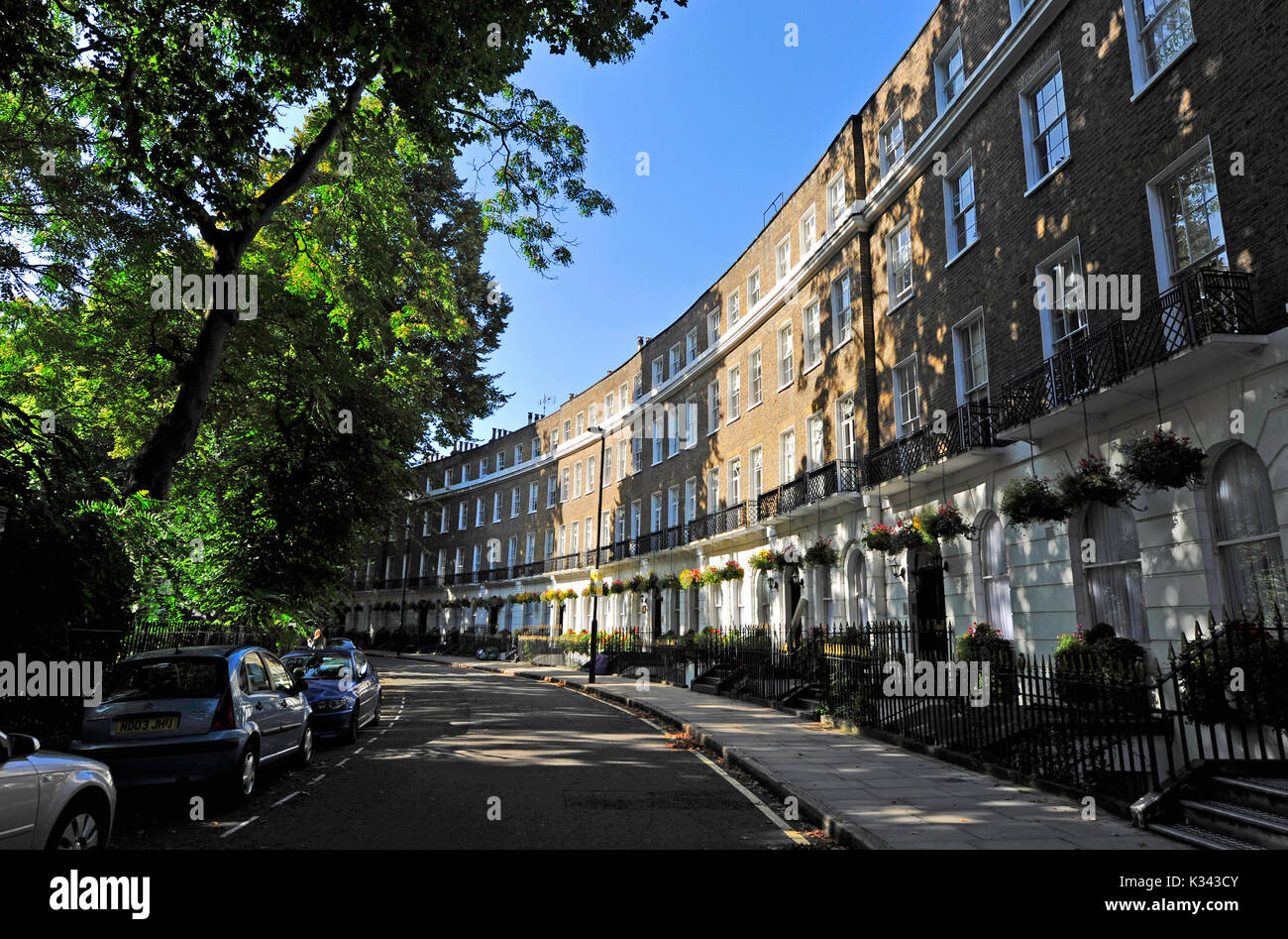 London UK - Malerische Reihenhäuser in Cartwright Gardens im Londoner Stadtteil Bloomsbury zwischen Russell Square und Kings Cross. Stockfoto