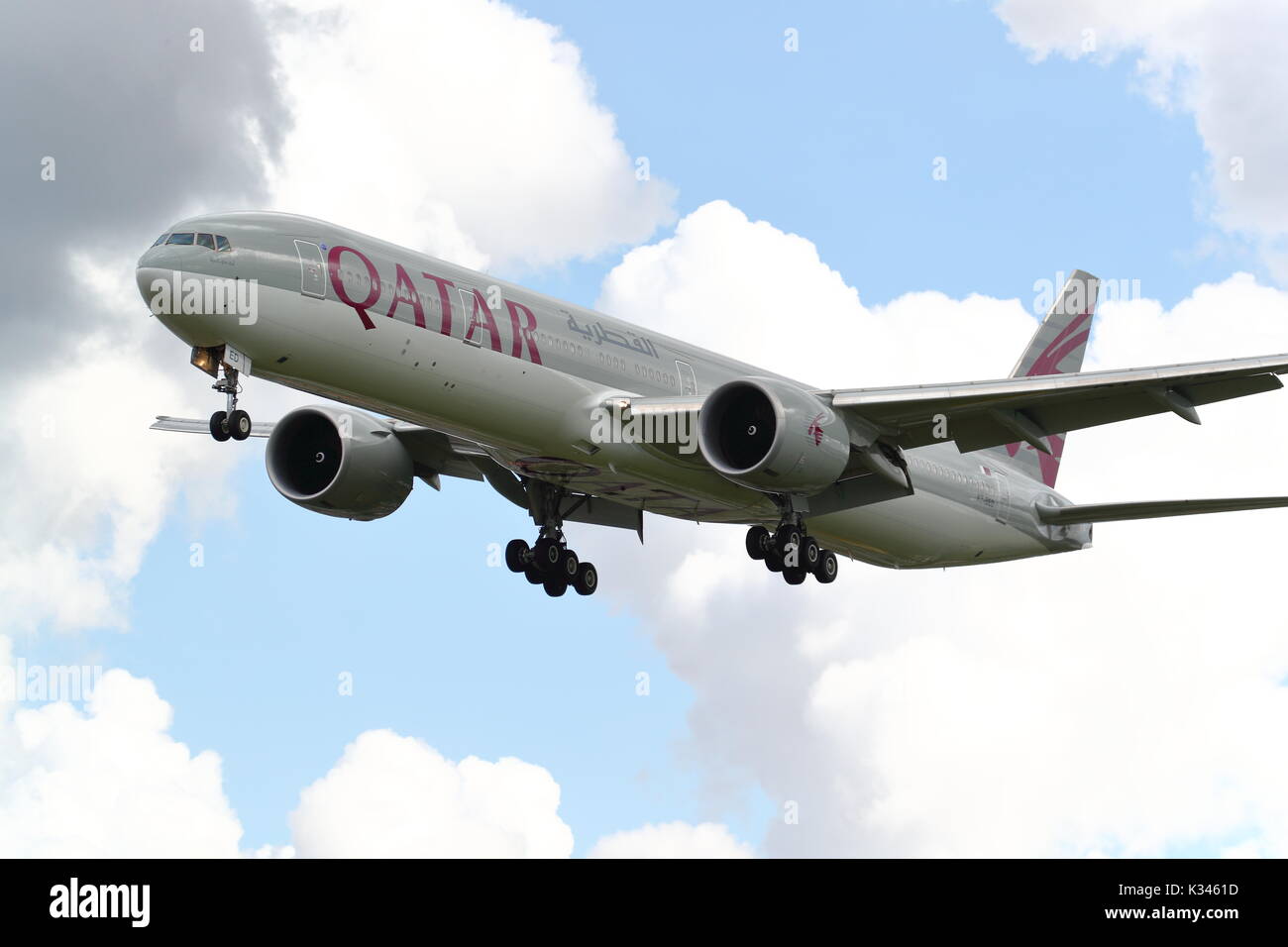 Qatar Airways Boeing 777 Ein 7-BETT Landung in London Heathrow Flughafen, Großbritannien Stockfoto
