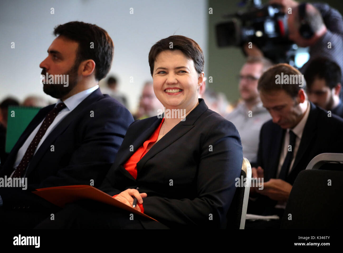 Der schottischen konservativen Parteivorsitzenden Ruth Davidson wartet, um eine Rede zu unabhängiger Think Tank IPPR (Institut für Public Policy Research) Schottland auf der Holyrood politische Richtung an der Spitze Grassmarket Hotel, Edinburgh. Stockfoto