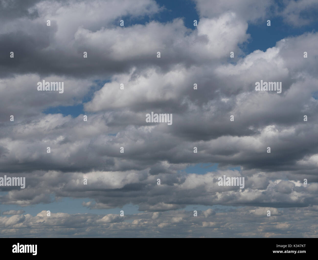 Dramatische Wolken im Himmel. Bewölktem Himmel mit misty Haze, meteorologische Prognose. Stockfoto
