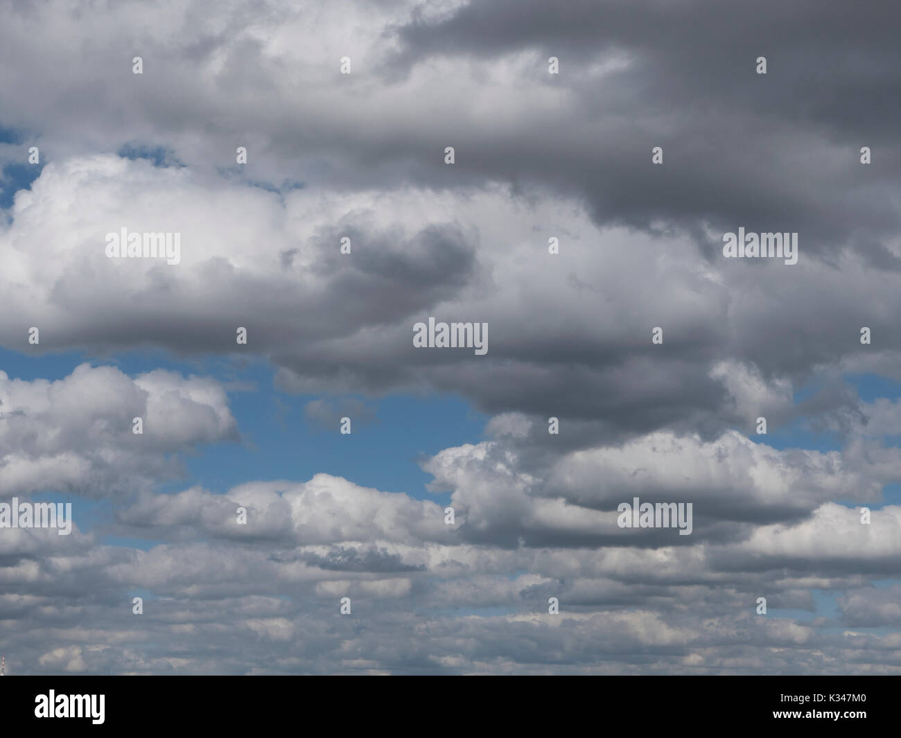 Dramatische Wolken im Himmel. Bewölktem Himmel mit misty Haze, meteorologische Prognose. Stockfoto