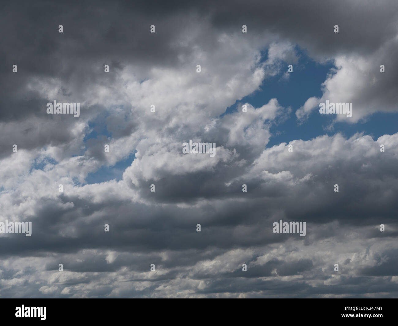 Dramatische Wolken im Himmel. Bewölktem Himmel mit misty Haze, meteorologische Prognose. Stockfoto