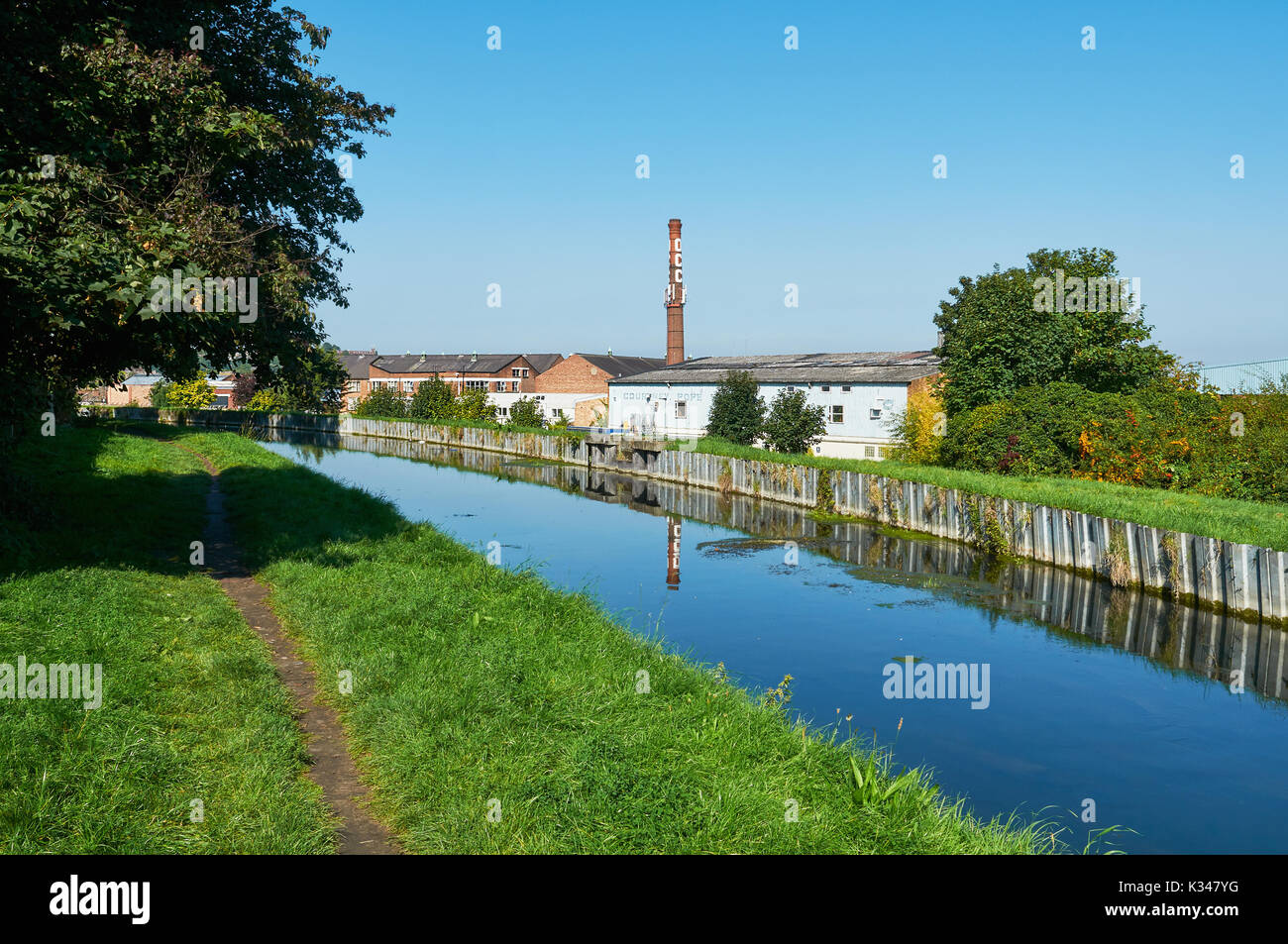 Die neuen Fluss in Harringay, nördlich von London UK, mit Lager im Hintergrund Stockfoto