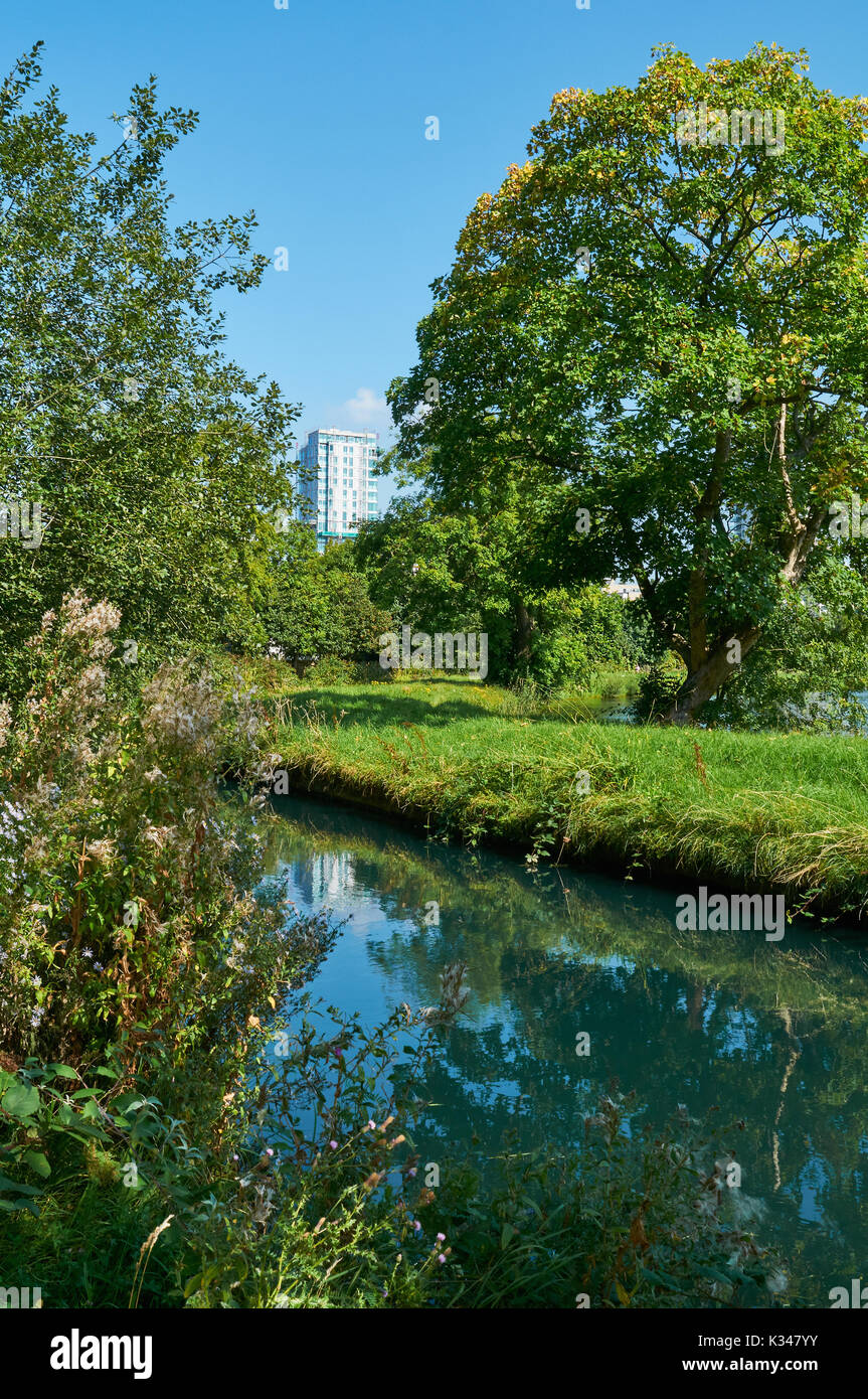 Die neuen Fluss und die neue Wohnung Block an der Woodberry Feuchtgebiete, North London, Großbritannien Stockfoto