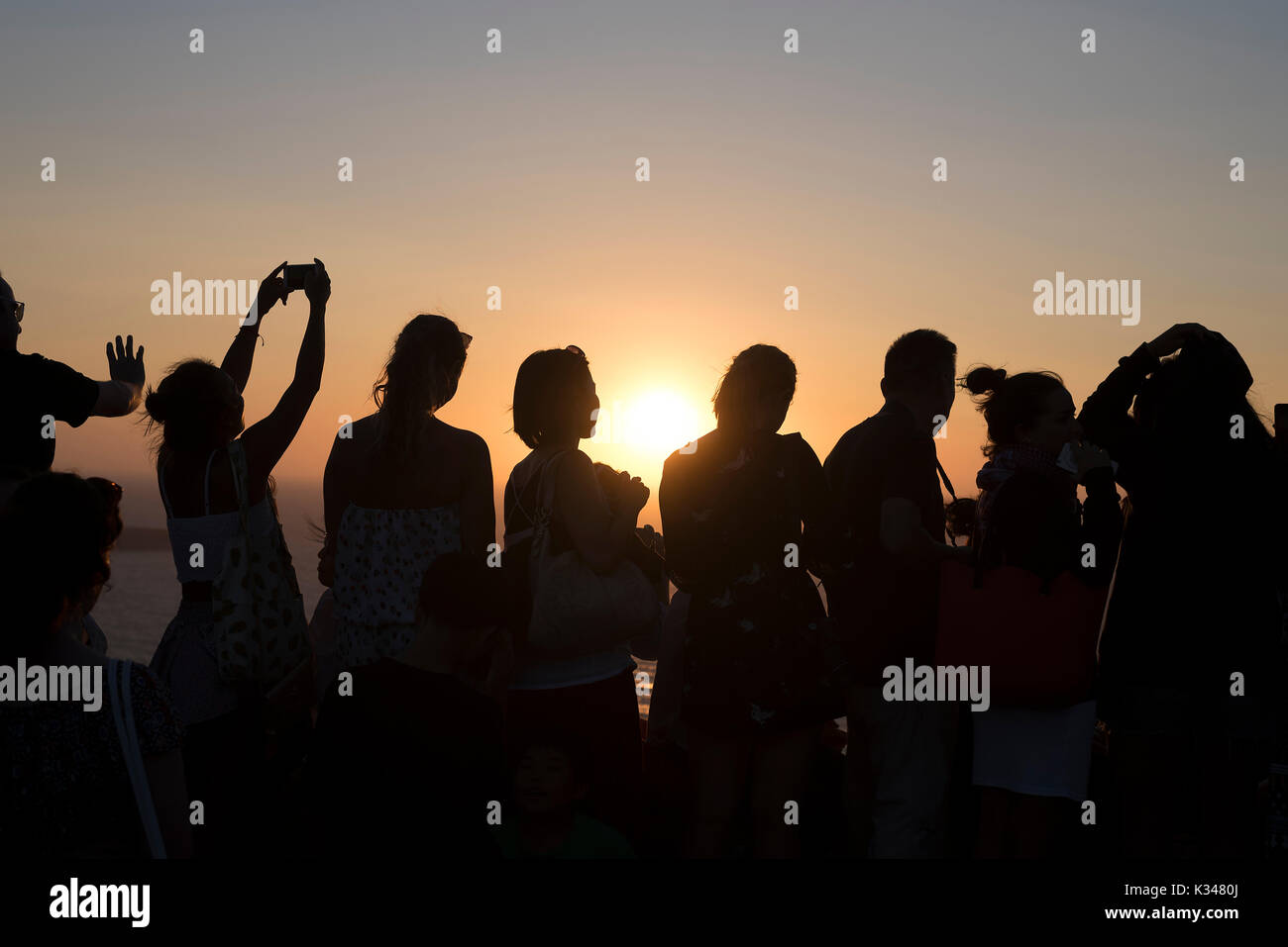 Gruppe von Menschen in Oia, Santorini, Griechenland Stockfoto