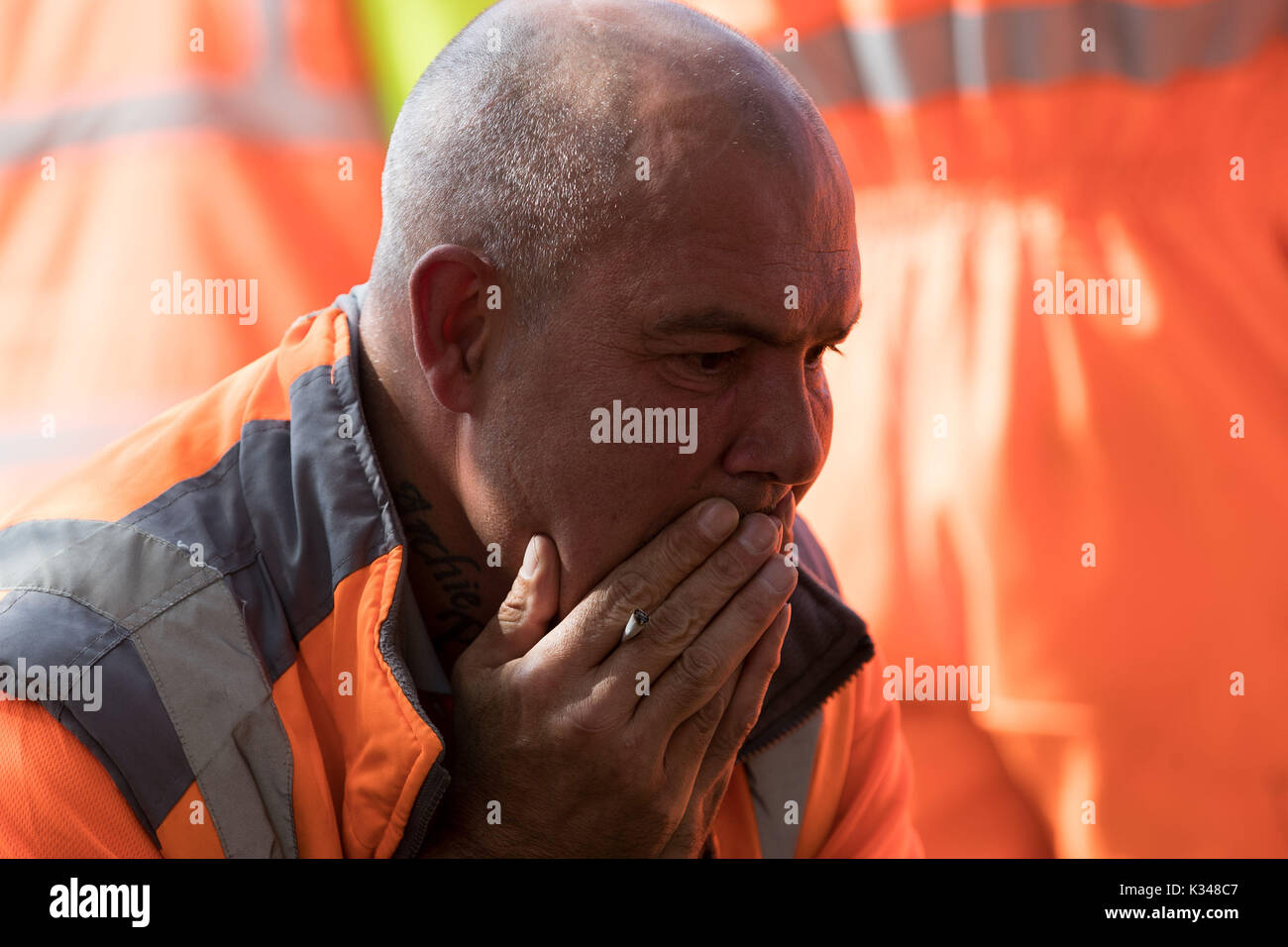 Ein Fach Arbeiter sieht an an der Perry Barr Haushalt Recycling Center in Birmingham nach Zuflucht Sammler zurück Streikten nach der Entscheidung des Stadtrates zu beginnen ausstellenden Redundanz Hinweise. Stockfoto