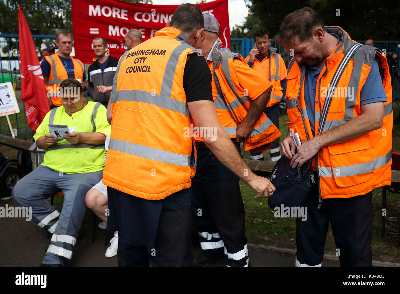 Bin Arbeitnehmer kommen an der Perry Barr Haushalt Recycling Center in Birmingham, nachdem sie erneut in den Streik ging nach der Entscheidung des Stadtrates zu beginnen ausstellenden Redundanz Hinweise. Stockfoto