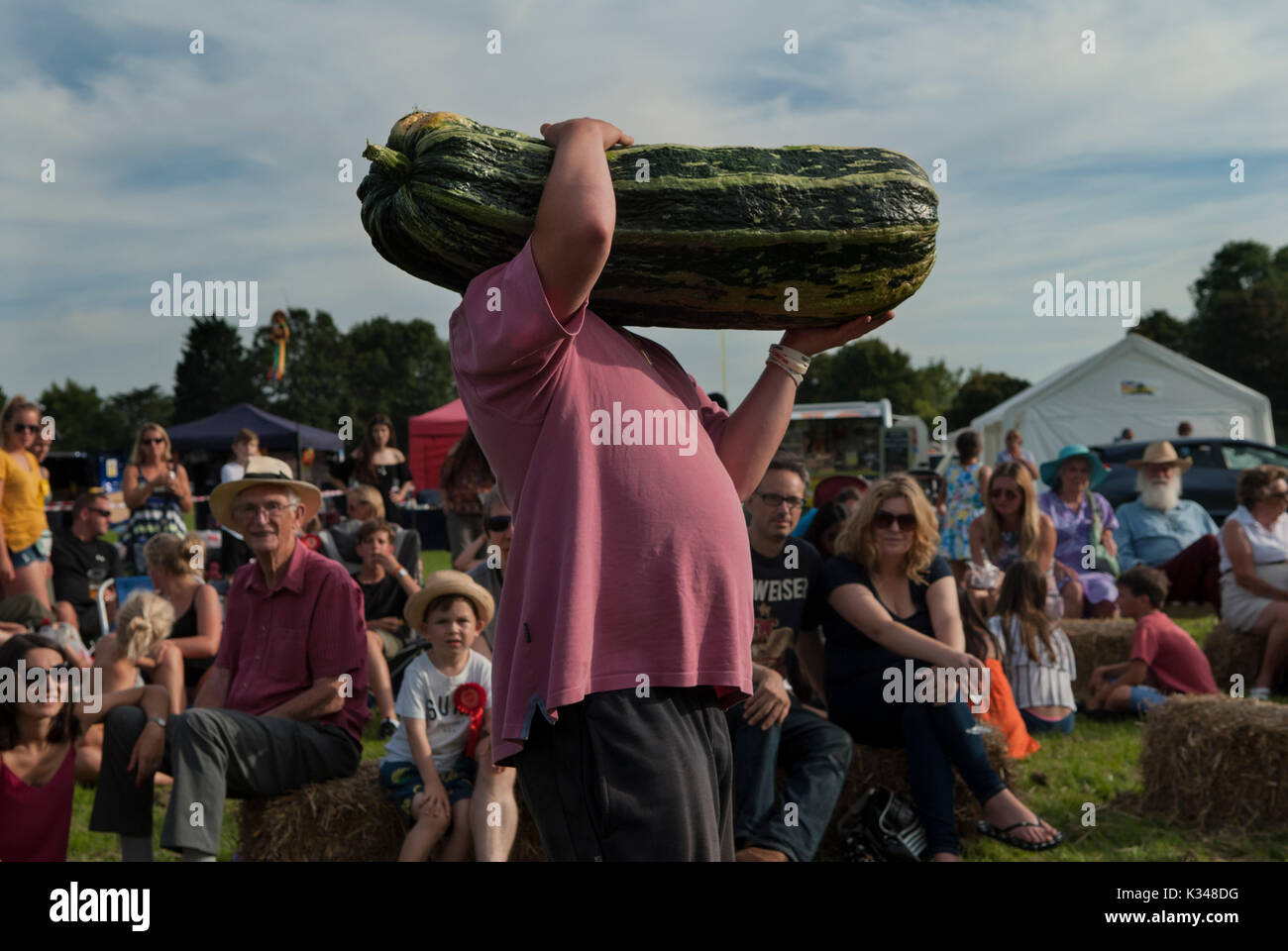 Village Show, ein riesiges Mark und anderes Gemüse werden gezeigt. Sie werden versteigert, das Geld aus der Auktion geht an den Kirchenfonds, 2017 2010er Cudham, Kent UK HOMER SYKES Stockfoto