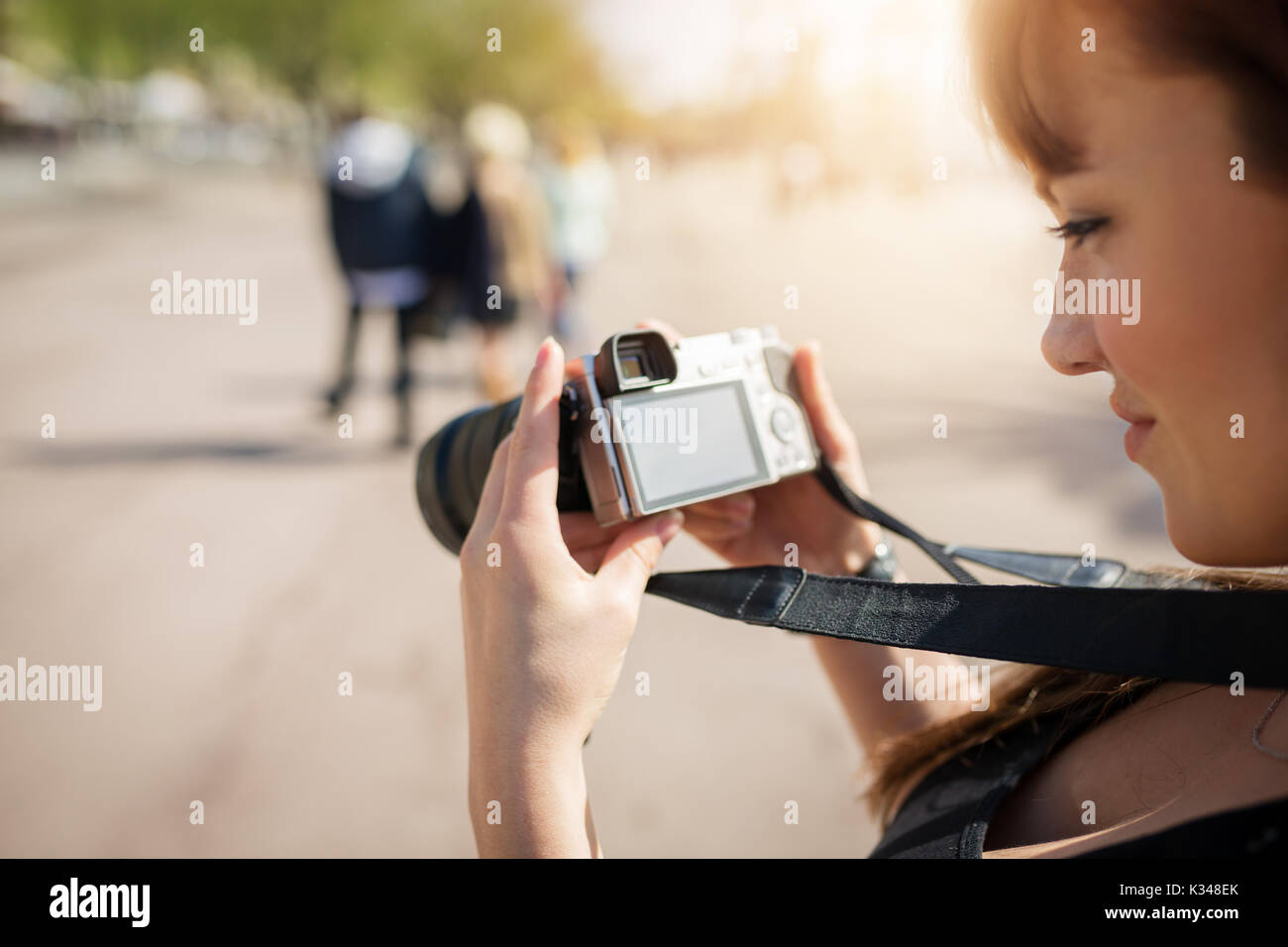 Ein Foto des Fotografen, die Fotos auf Ihrer Kamera. Stockfoto