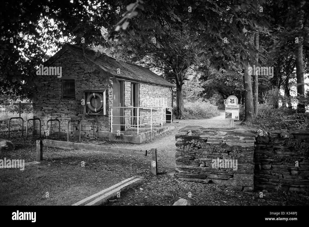 Old Building am Ufer des Coniston Water, Im Lake District National Park, Cumbria, Großbritannien, GB. Stockfoto
