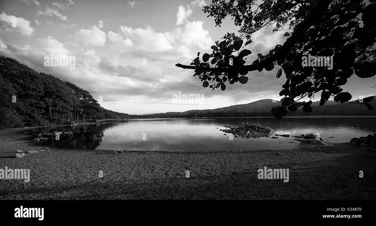 Coniston Water bei Dämmerung, jetzt Teil des UNESCO-Weltkulturerbes des Lake District National Park, England, Vereinigtes Königreich. Stockfoto