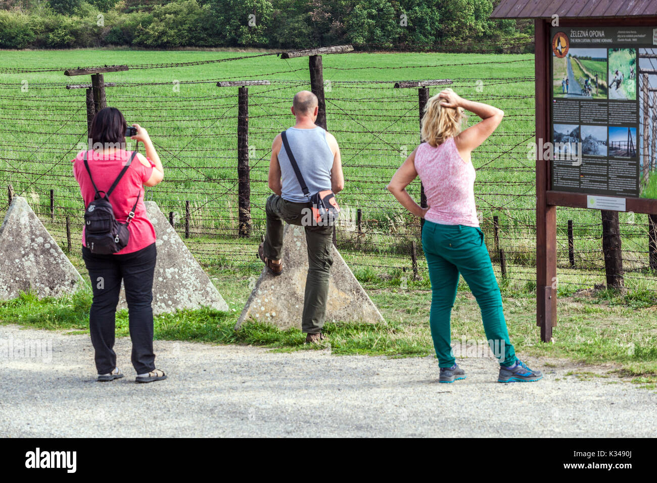 Die Tschechoslowakei Kommunismus, Menschen am ehemaligen Eisernen Vorhang, Überreste des kalten Krieges, Cizov, Südmähren, in der Nähe von Znojmo, Tschechien Stockfoto