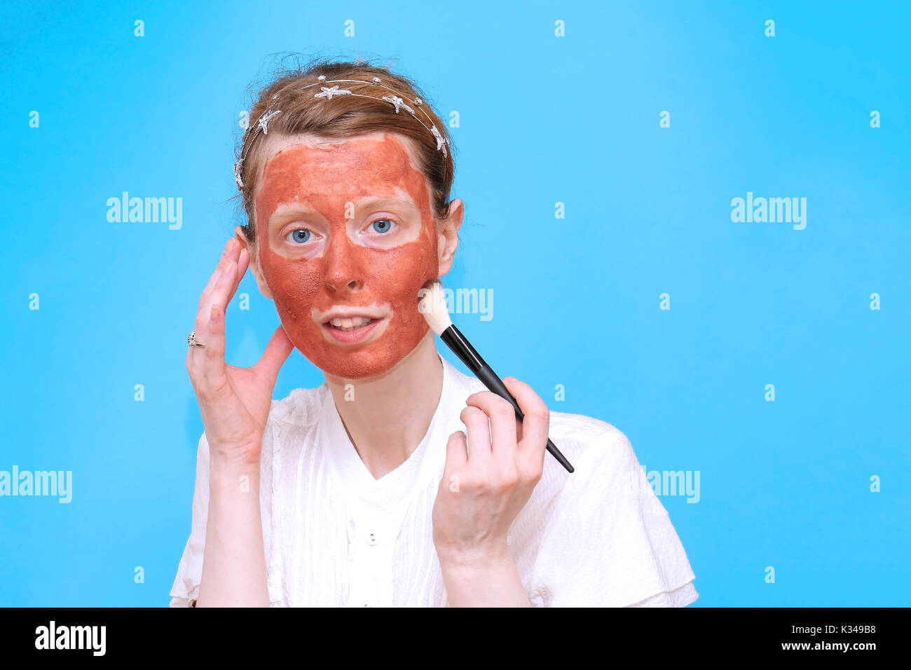 Junges Mädchen mit mineral Clay Mask skincare Behandlung auf ihrem Gesicht Stockfoto