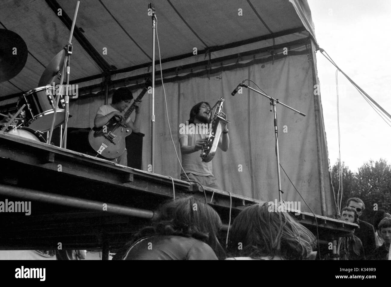 Samen von Glastonbury: Saxophonist Mike Evans führt als Teil der Poesie Rock Band der Liverpooler Szene in der Badewanne Festival des Blues 1969, bei der Stadt Recreation Ground am Samstag, den 28. Juni statt. Im folgenden Jahr Veranstalter Freddy Bannister erweitert die Veranstaltung über ein Wochenende laufen, Verschieben in die Badewanne und West Showground in Shepton Mallet und umbenennen. Badewanne Festival des Blues und progressiver Musik. Das Festival inspiriert Michael Eavis ein Festival von seinen Selbst bei Glastonbury zu einem späteren Zeitpunkt in 1970 starten. Stockfoto