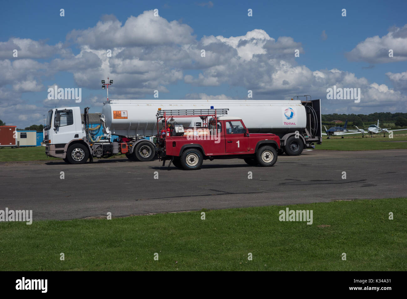 Fire Truck und der Tanker. Wolverhampton Halfpenny Green Airport. South Staffordshire. Großbritannien Stockfoto