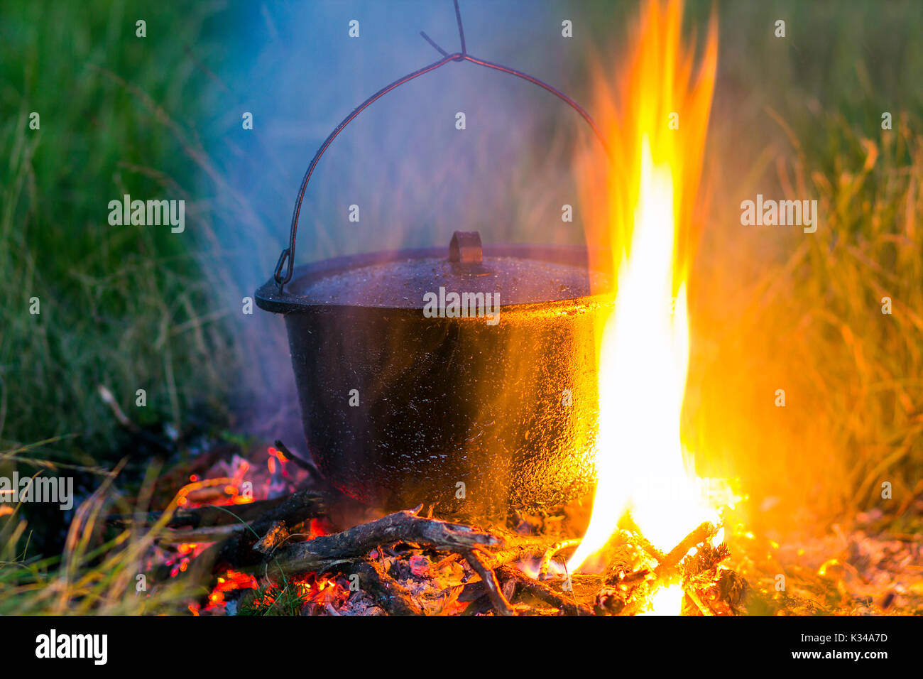 Camping Geschirr - Topf auf dem Feuer auf einem Outdoor-Campingplatz  Stockfotografie - Alamy