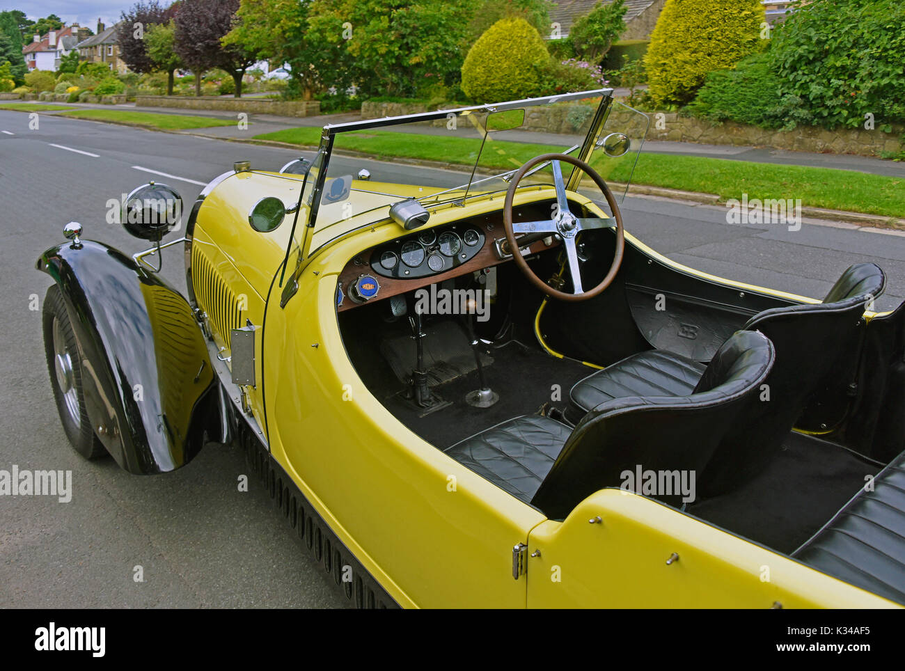 1934 Bugatti Typ 49. Denton Straße, Ilkley, West Yorkshire, England, Vereinigtes Königreich, Europa. Stockfoto