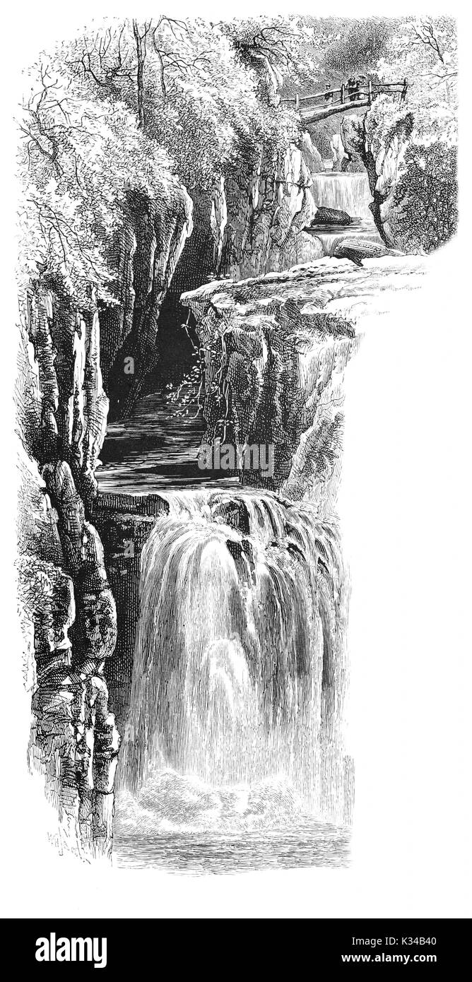 1870: Besucher auf der alten Holzbrücke anzeigen Der Bracklinn Falls, eine Reihe von Wasserfall auf den Verlauf der Keltie Wasser, wo der Fluss die Highland Grenze Störung überquert. Nord-östlich von Callander, Stirling, Schottland, Stockfoto