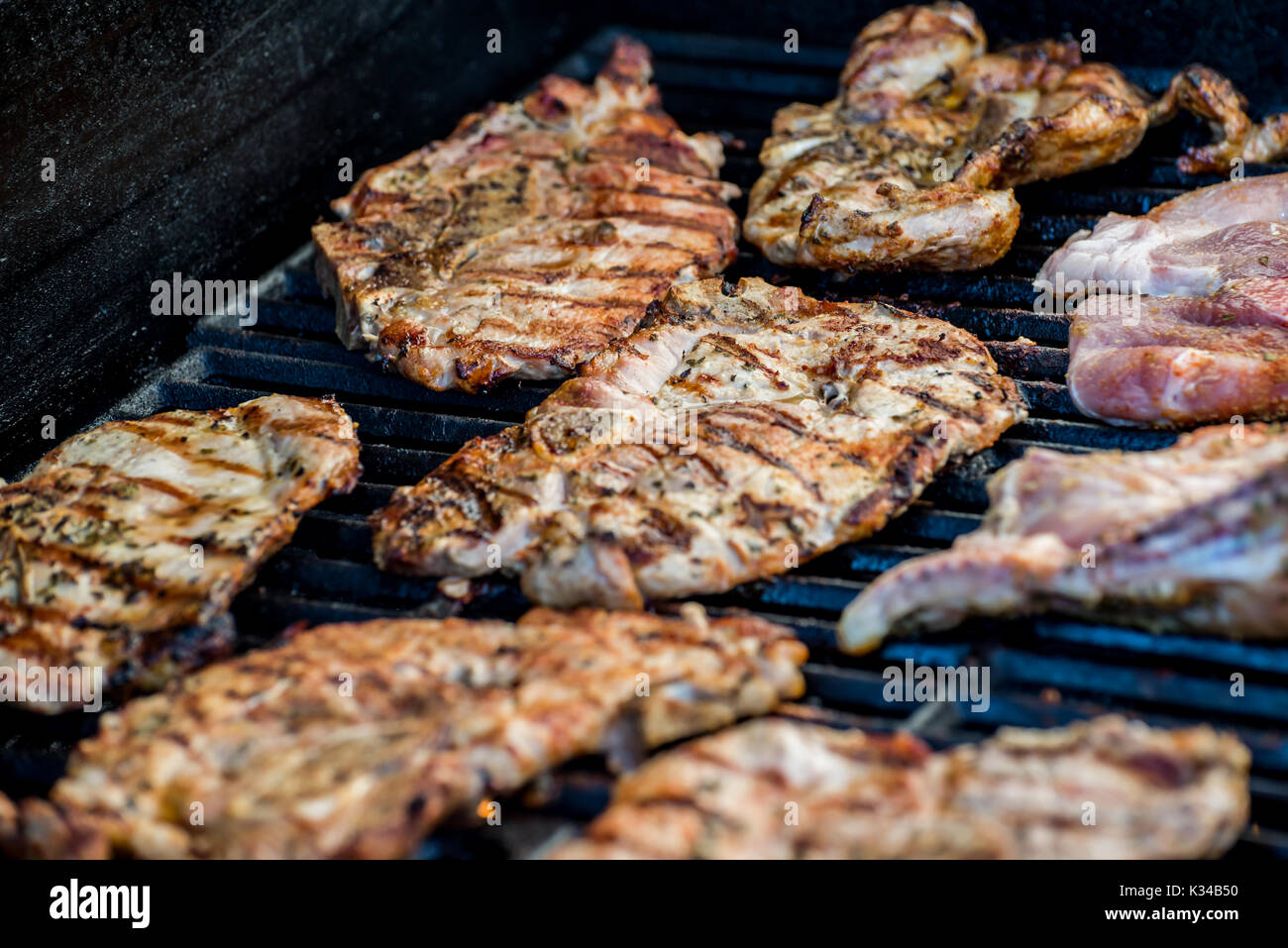 Leckeres Schweinefleisch Steaks mit Gewürzen auf dem Grill Stockfoto