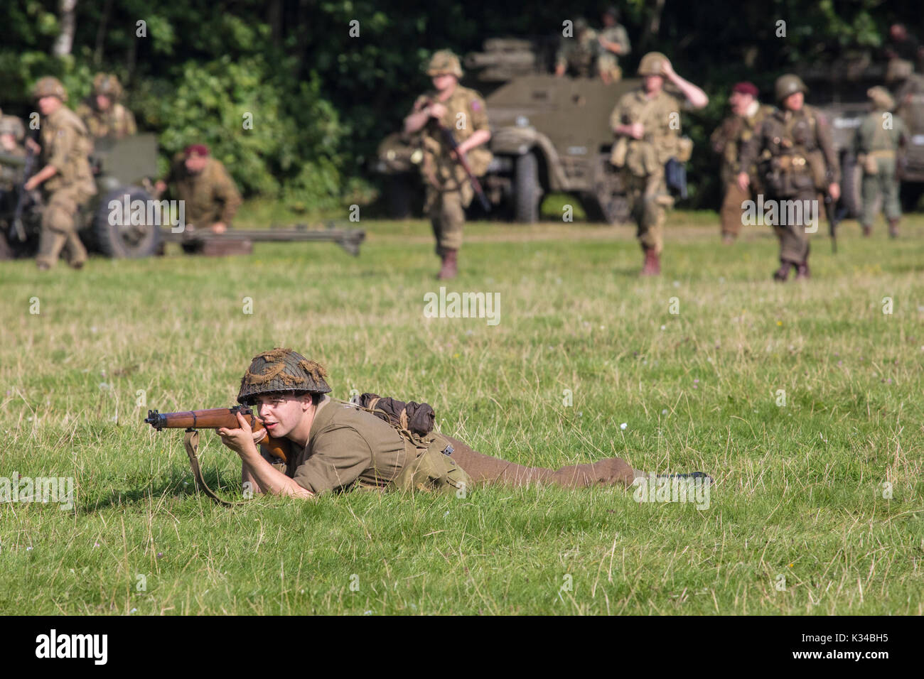 KENT, UK - 28. AUGUST 2017: Schauspieler, der sich als britischer Soldat aus dem 2. Weltkrieg bei der Military Odyssey-Nachstellung in Detling, Kent, ON ausgibt Stockfoto