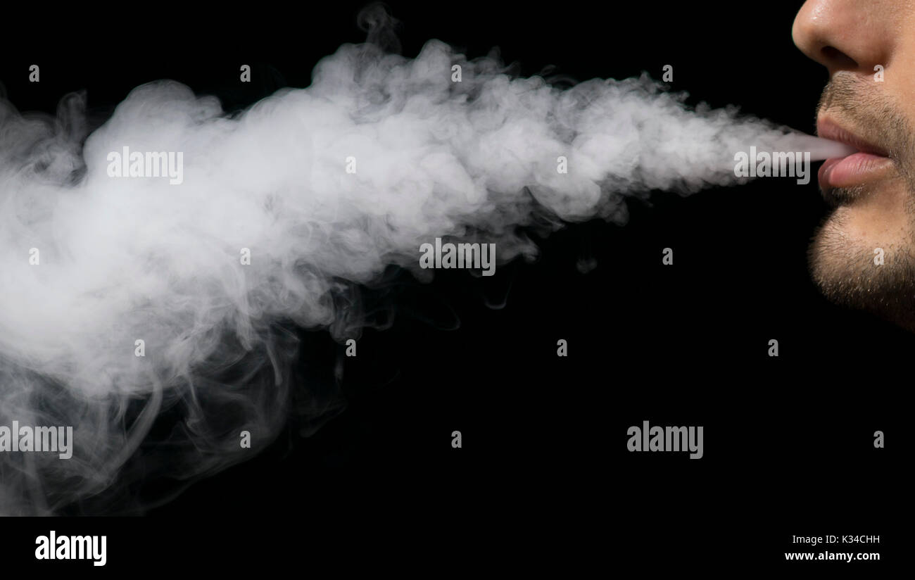 Rauchen vape. vaping Mann hlt ein Mod. Vape Ringe. Ein Mann startet einen  Ring von Rauch. Tricks mit Rauch Stockfotografie - Alamy