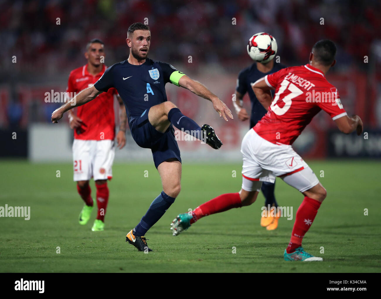 England's Jordan Henderson und Maltas Zach Muscat (rechts) Kampf um den Ball während der 2018 FIFA World Cup qualifizieren, Gruppe F auf der National Stadium, Ta'Qali. Stockfoto