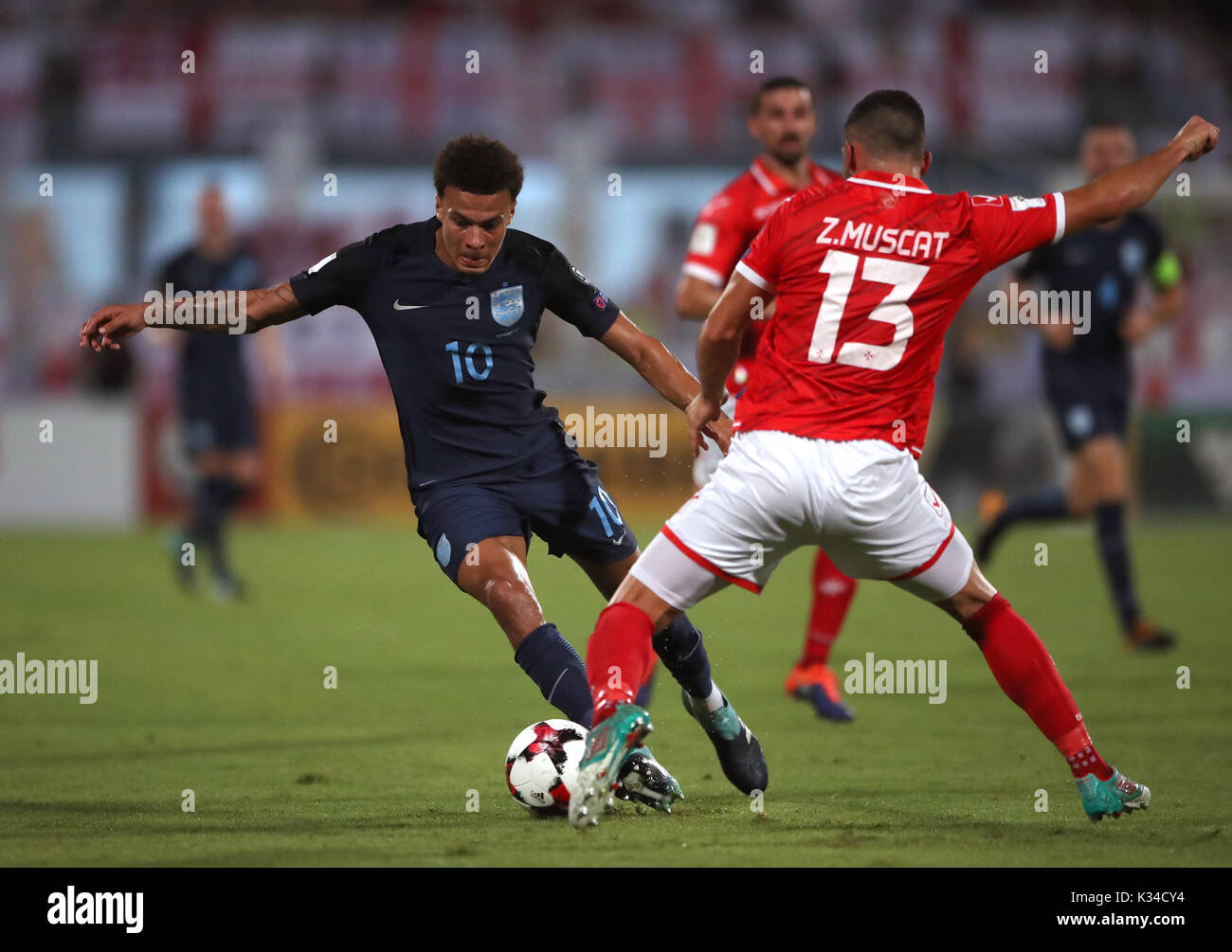 England's Dele Alli (links) und Malta's Zach Muscat Kampf um den Ball während der 2018 FIFA World Cup qualifizieren, Gruppe F auf der National Stadium, Ta'Qali. Stockfoto