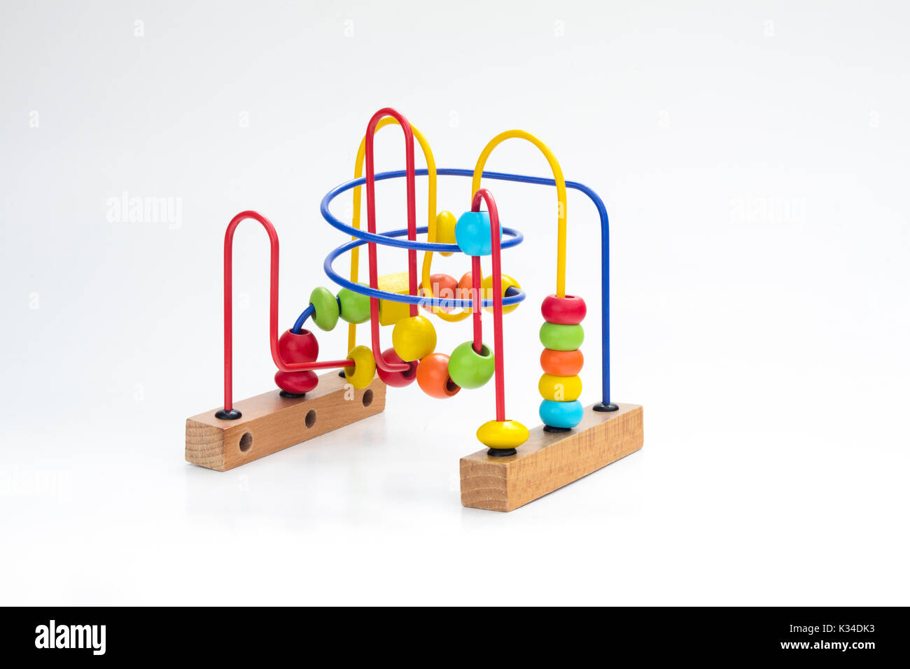 Bunte Spielzeug für Vorschüler, bestehend aus einem Eisen Struktur und mehrere Bälle, die supossed sind durch den Kreislauf zu bewegen. Stockfoto