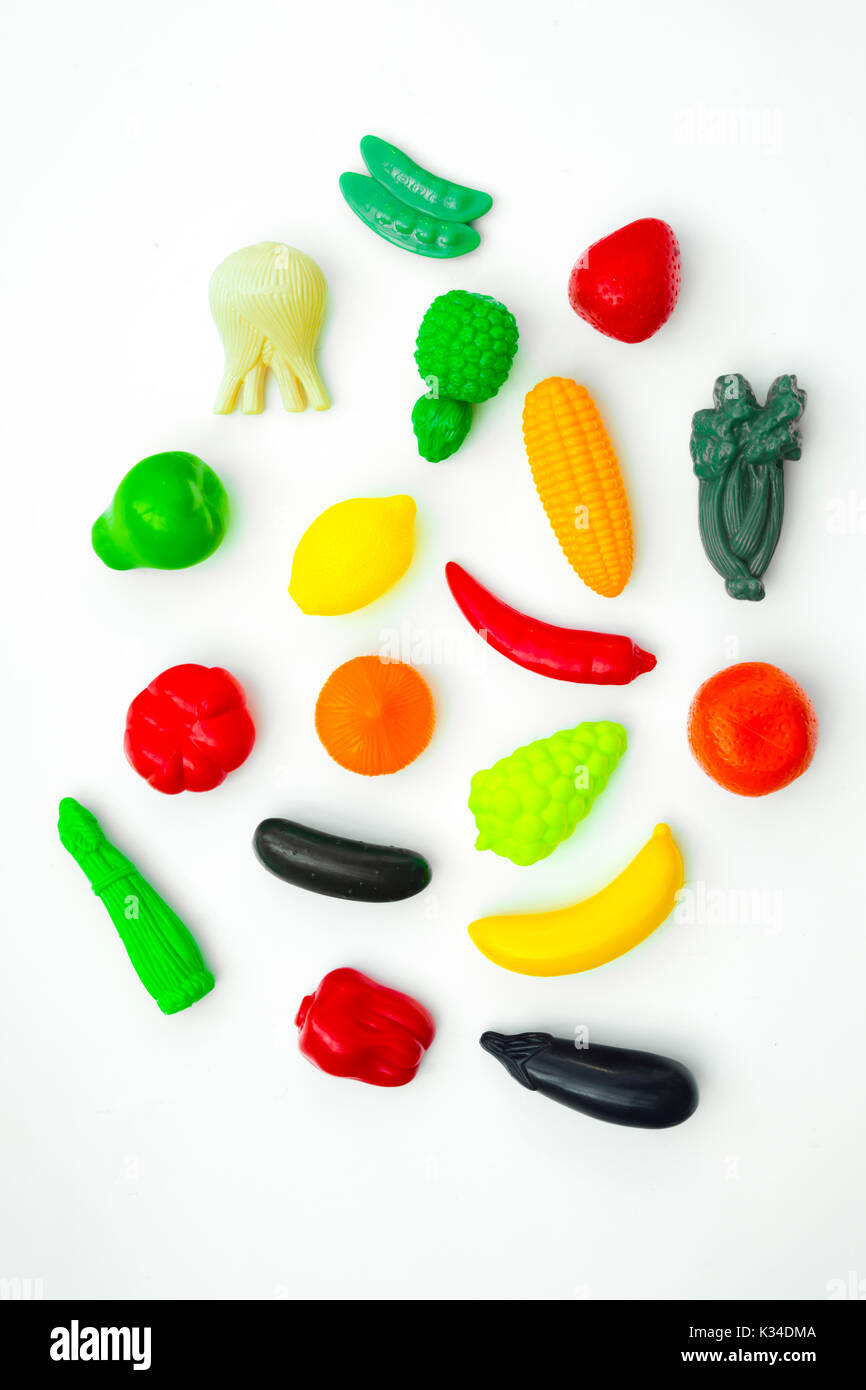 Gruppe von Gemüse und Obst aus Kunststoff Spielzeug für Kinder in abgelegenen weißen Hintergrund. Stockfoto