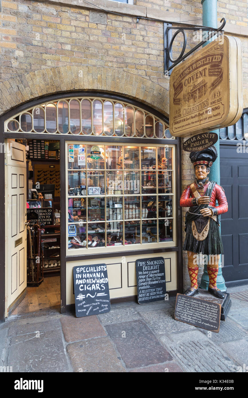 LONDON, ENGLAND - Juni 08, 2017: Geschenk Shop in Covent Garden. Diese Touristenattraktion in London ist berühmt über seine Restaurants, Pubs, Marktstände ein Stockfoto