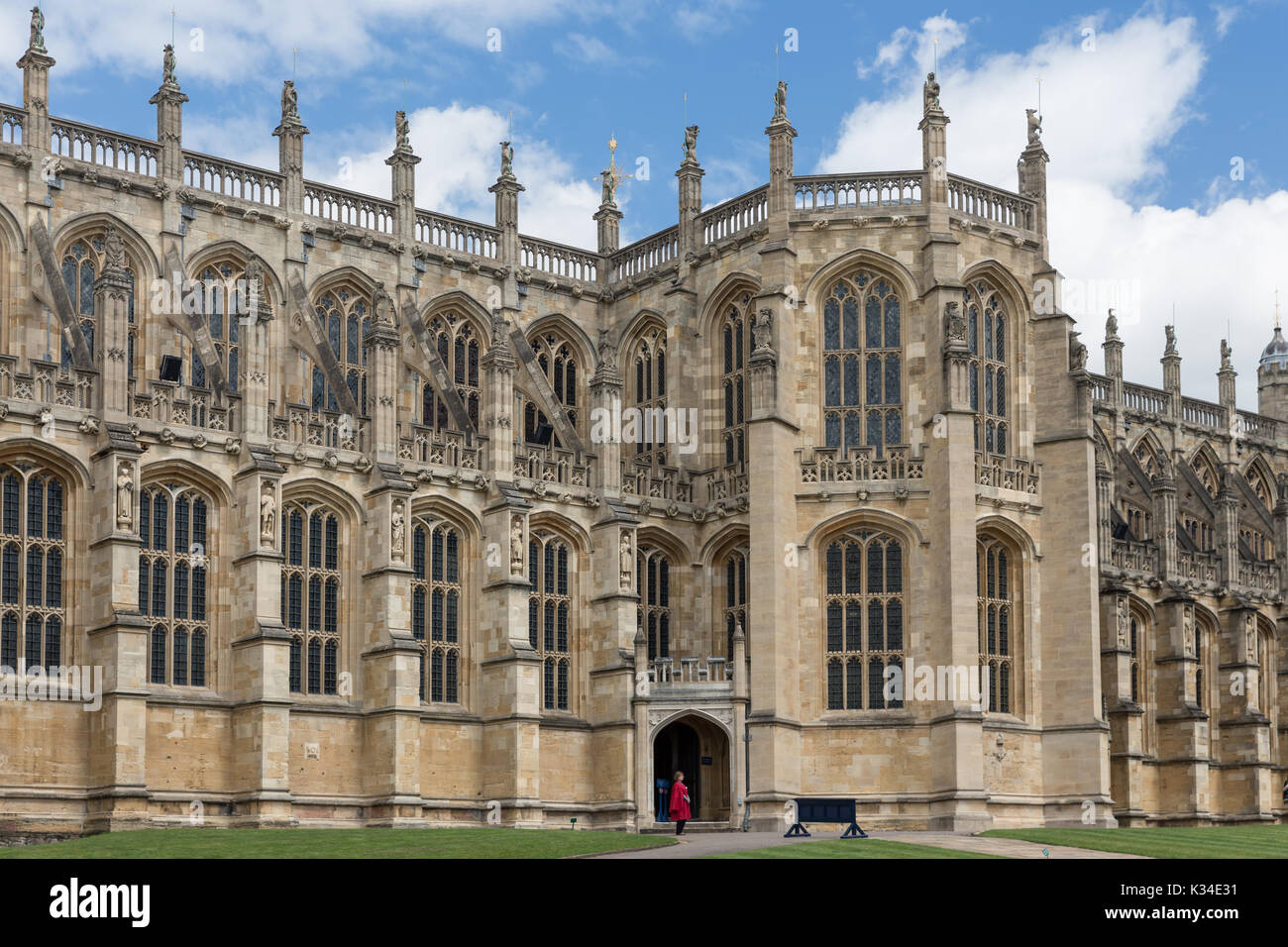 WINDSOR, ENGLAND - Juni 09, 2017: Leute besucht Schloss Windsor mit St George's Kapelle. Schloss Windsor ist die Familie zu Hause zu britischen Könige und Königin Stockfoto