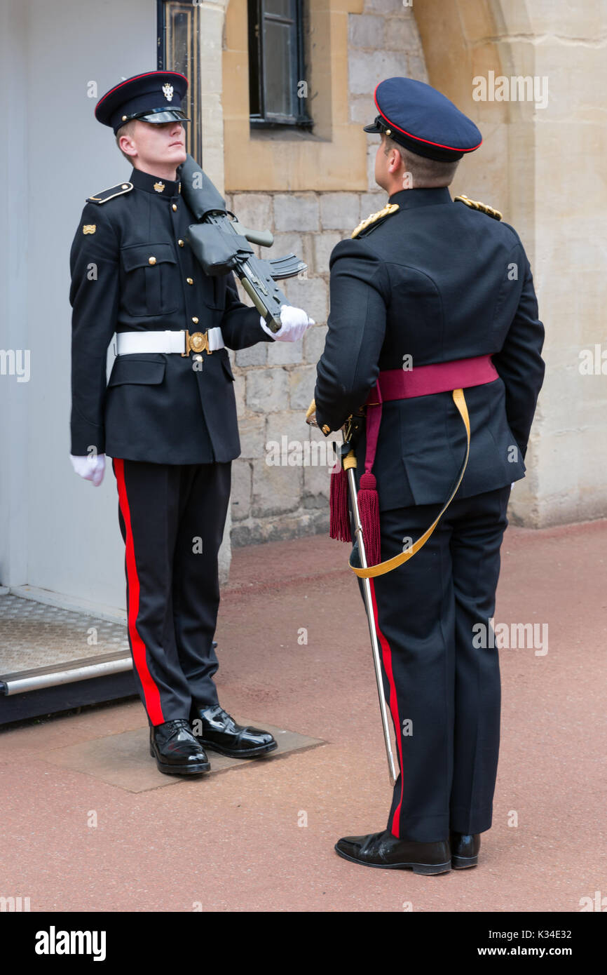 WINDSOR, ENGLAND - Juni 09, 2017:Ändern der Guard Zeremonie mit marschierenden Soldaten in Windsor Castle, country house Königin von England Stockfoto