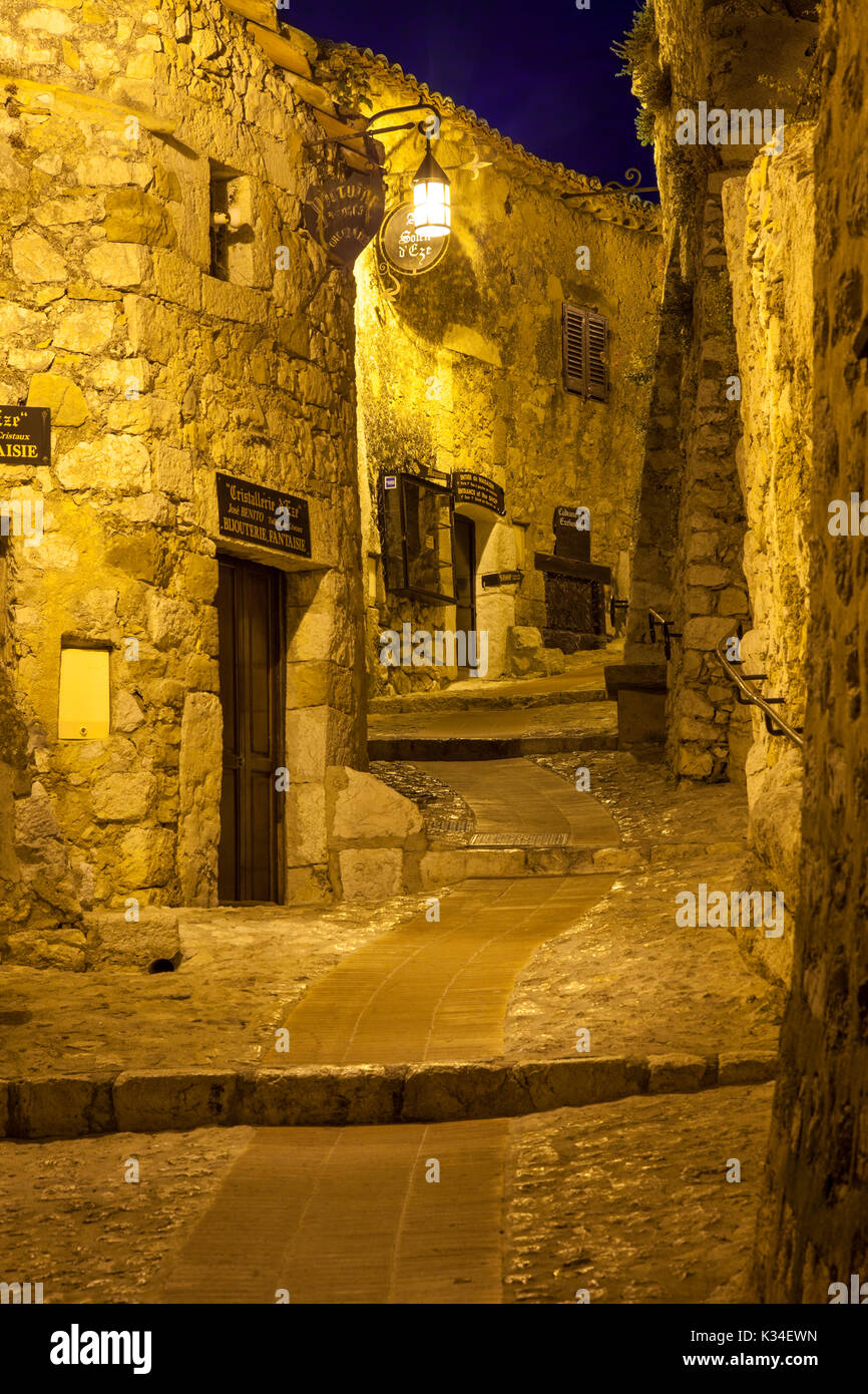 Nacht Blick auf einer schmalen Straße in der mittelalterlichen Stadt von Eze, Provence, Frankreich Stockfoto