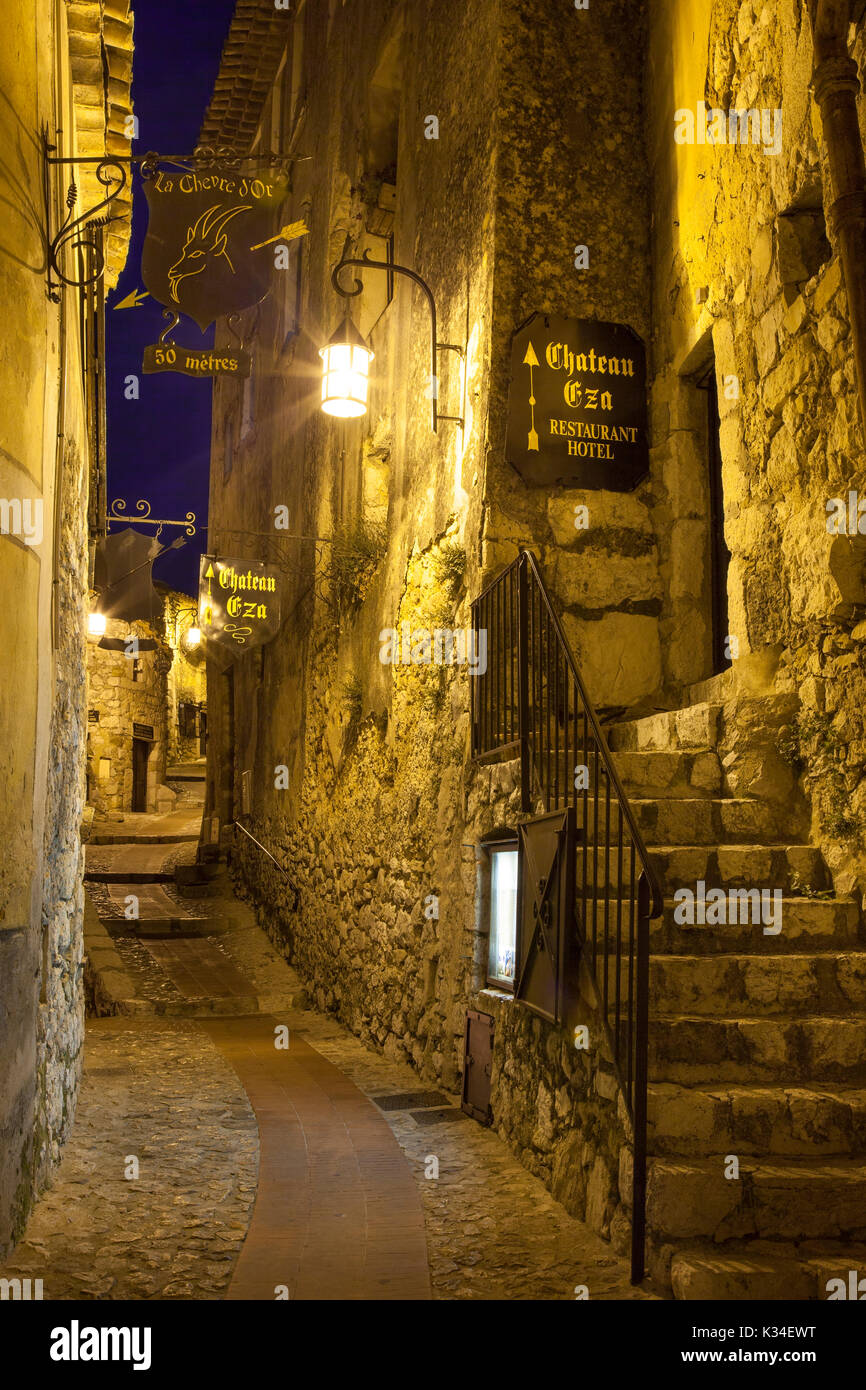 Nacht Blick auf einer schmalen Straße in der mittelalterlichen Stadt von Eze, Provence, Frankreich Stockfoto