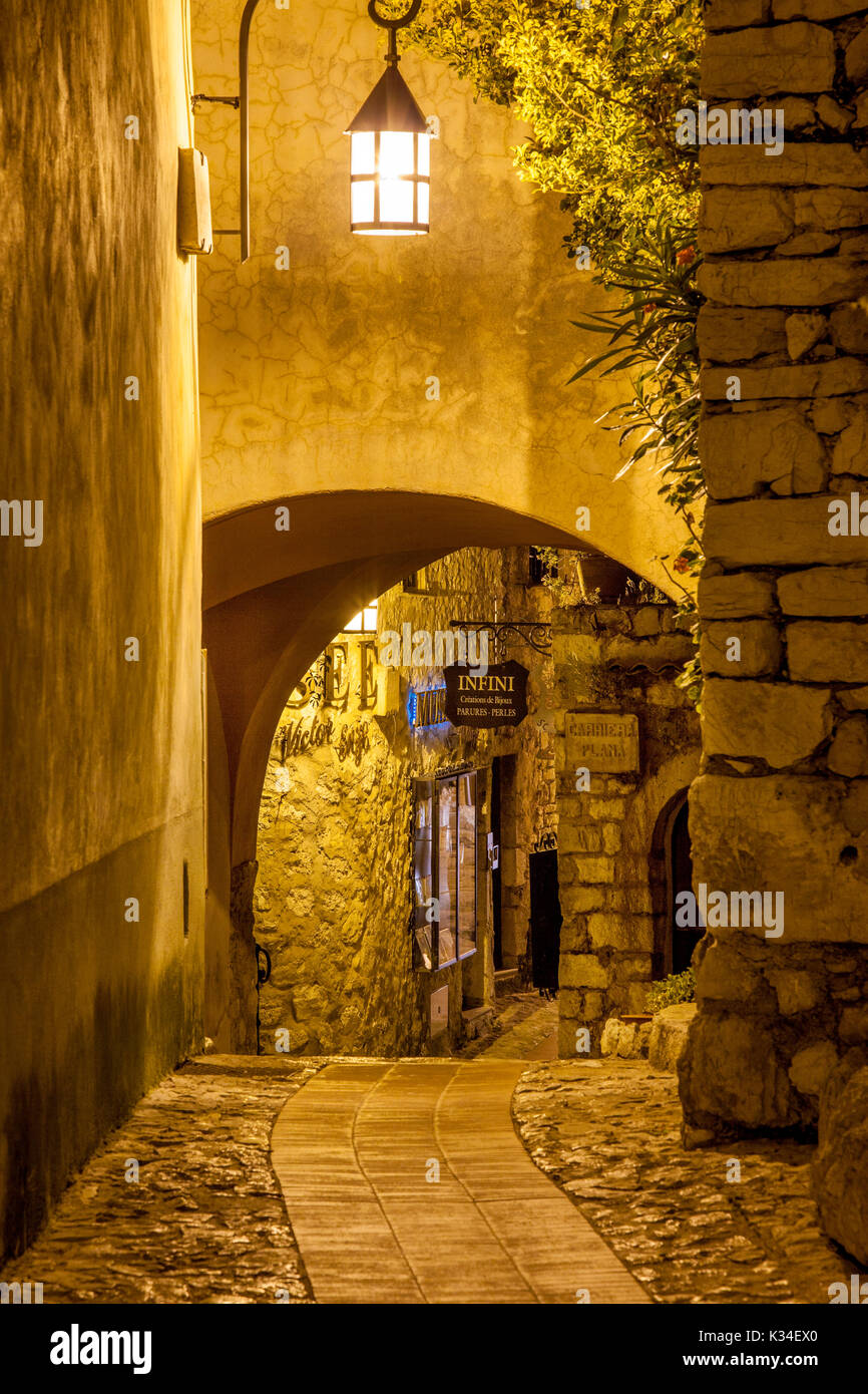 Nacht Blick auf einer schmalen Straße in der mittelalterlichen Stadt von Eze, Provence, Frankreich Stockfoto
