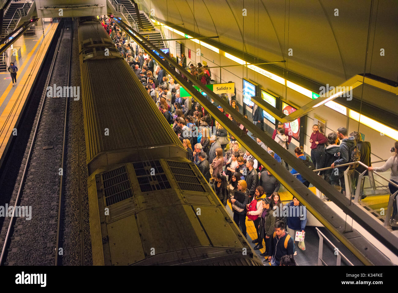 Die Linie H, BUENOS AIRES, ARGENTINIEN - September 2017 - unbekannter Menschen, die versuchen, die U-Bahn der Linie H auf der Rush Hour eingeben Stockfoto