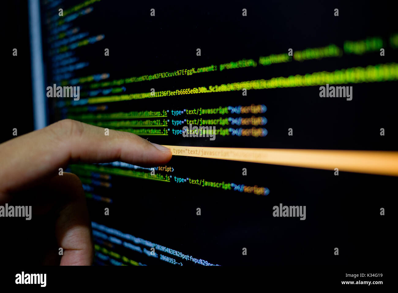 Finger Touch Screen Monitor Java Code. Programmiersprache Bildschirm Stockfoto