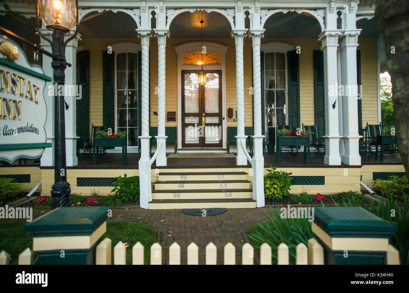 Viktorianische Architektur am Strand Stadt Cape May, New Jersey. Haupteingang mit schönen Spalten. Stockfoto