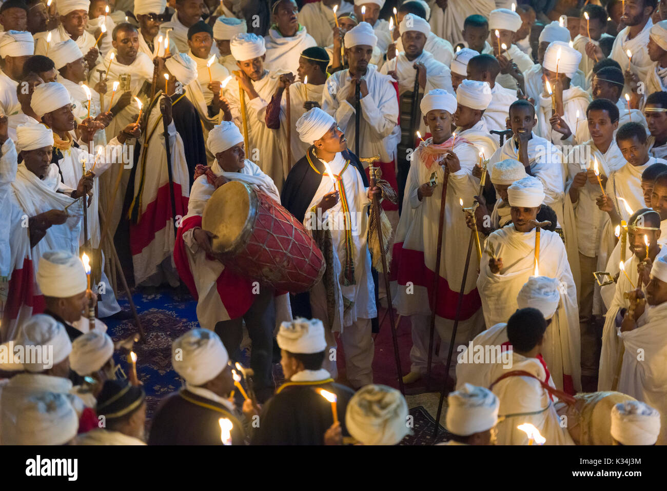 Die Priester riefen Gebete bei Kerzenschein im Innenhof der Wette Medhane Alem Kirche, während die Gebete auf Äthiopische Orthodoxe Ostern Samstag, Lalibela, Äthiopien Stockfoto