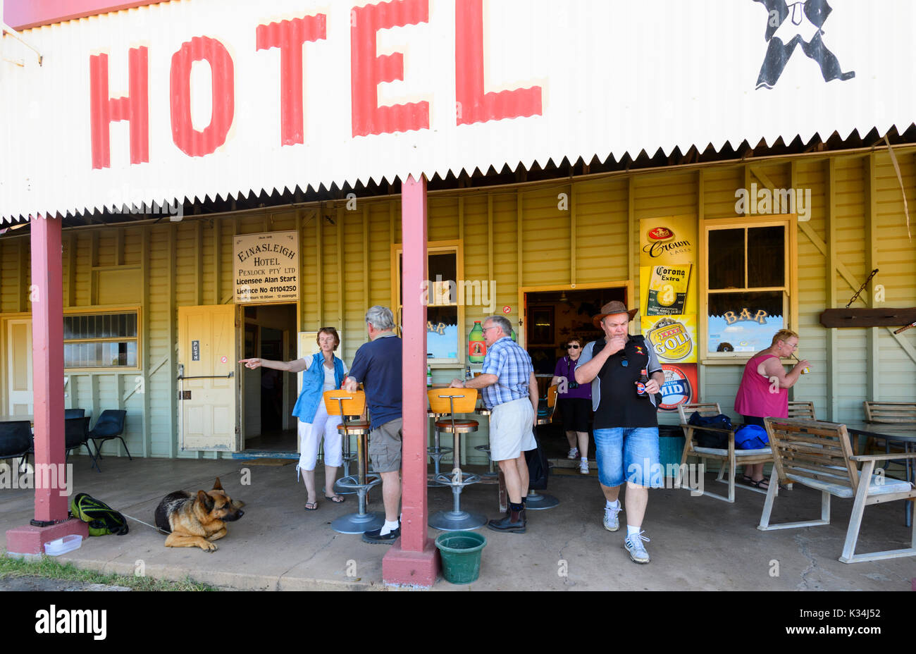 Kunden vor dem historischen Einasleigh Hotel aus der Goldrauschzeit, Queensland, QLD, Australien Stockfoto