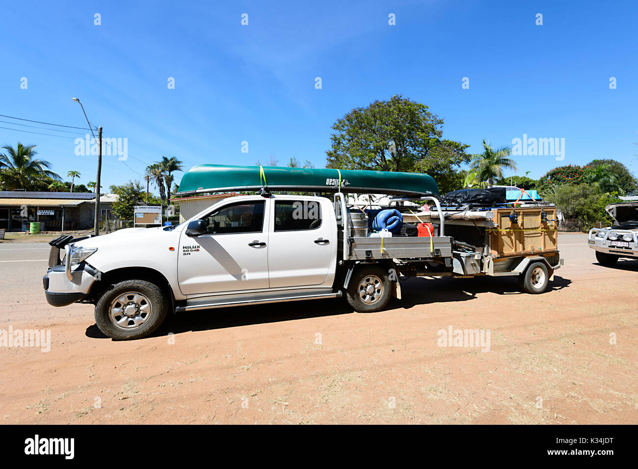 4x4 Toyota Hilux mit Kajak auf dem Dach und Wohnmobil-Anhänger, Queensland, QLD, Australien Stockfoto