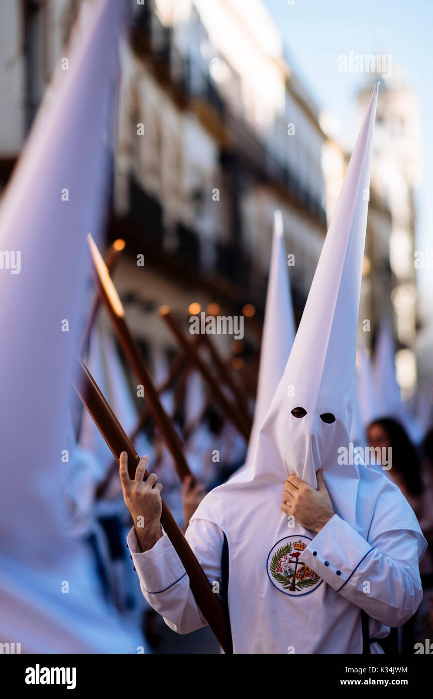 Büßer von 'Los Negritos ' Bruderschaft die Teilnahme an Prozessionen während der Semana Santa (Karwoche), Sevilla, Andalusien, Spanien Stockfoto