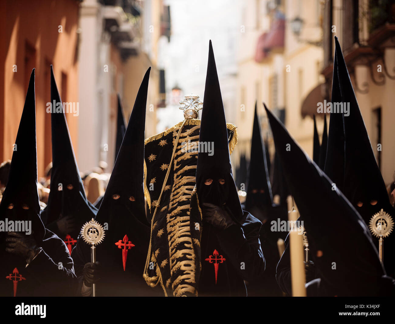 Büßer von 'La Carretería ' Bruderschaft die Teilnahme an Prozessionen während der Semana Santa (Karwoche), Sevilla, Andalusien, Spanien Stockfoto