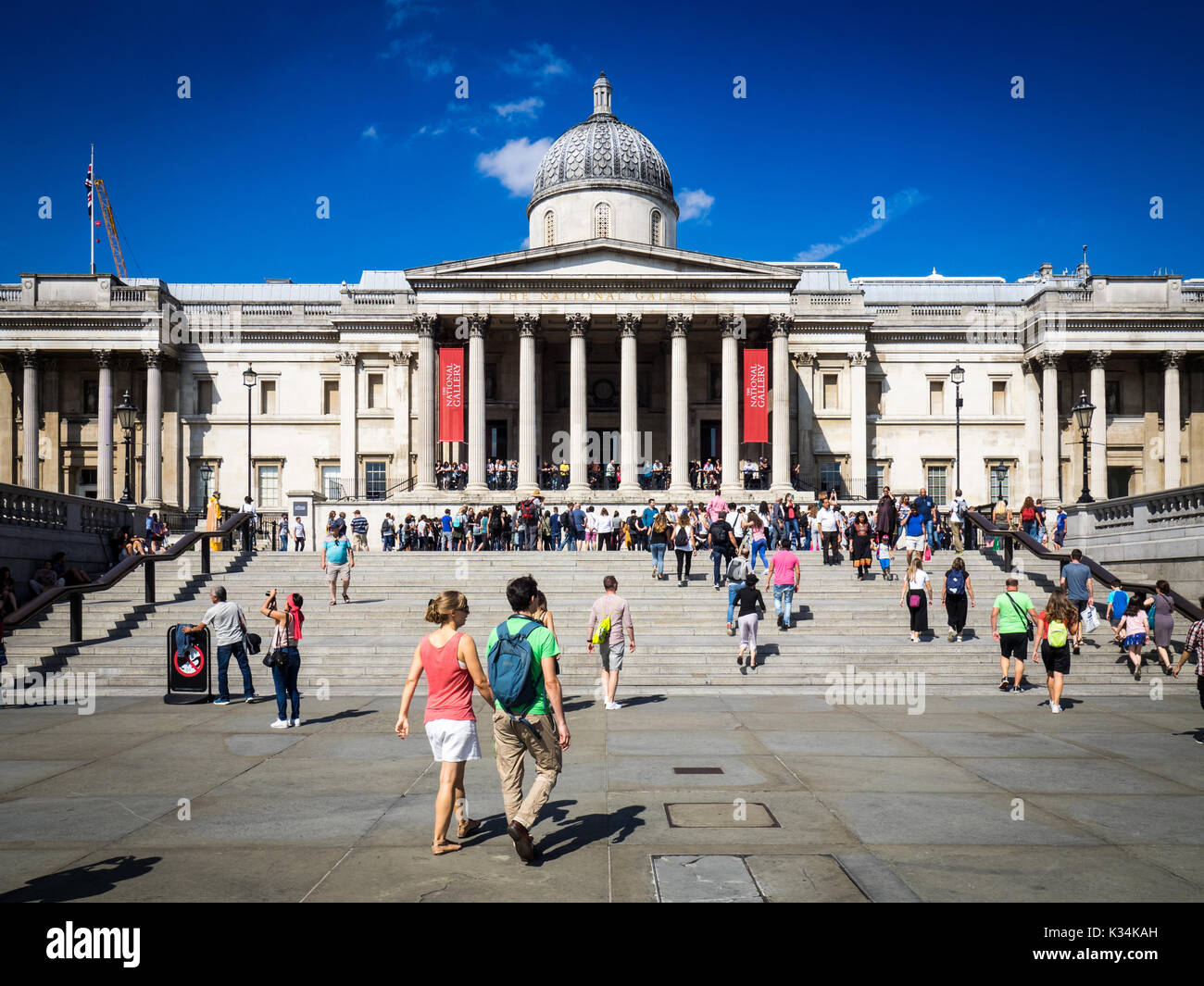 National Gallery London - Massen vor dem Haupteingang in die National Gallery am Trafalgar Square, Central London, UK Stockfoto