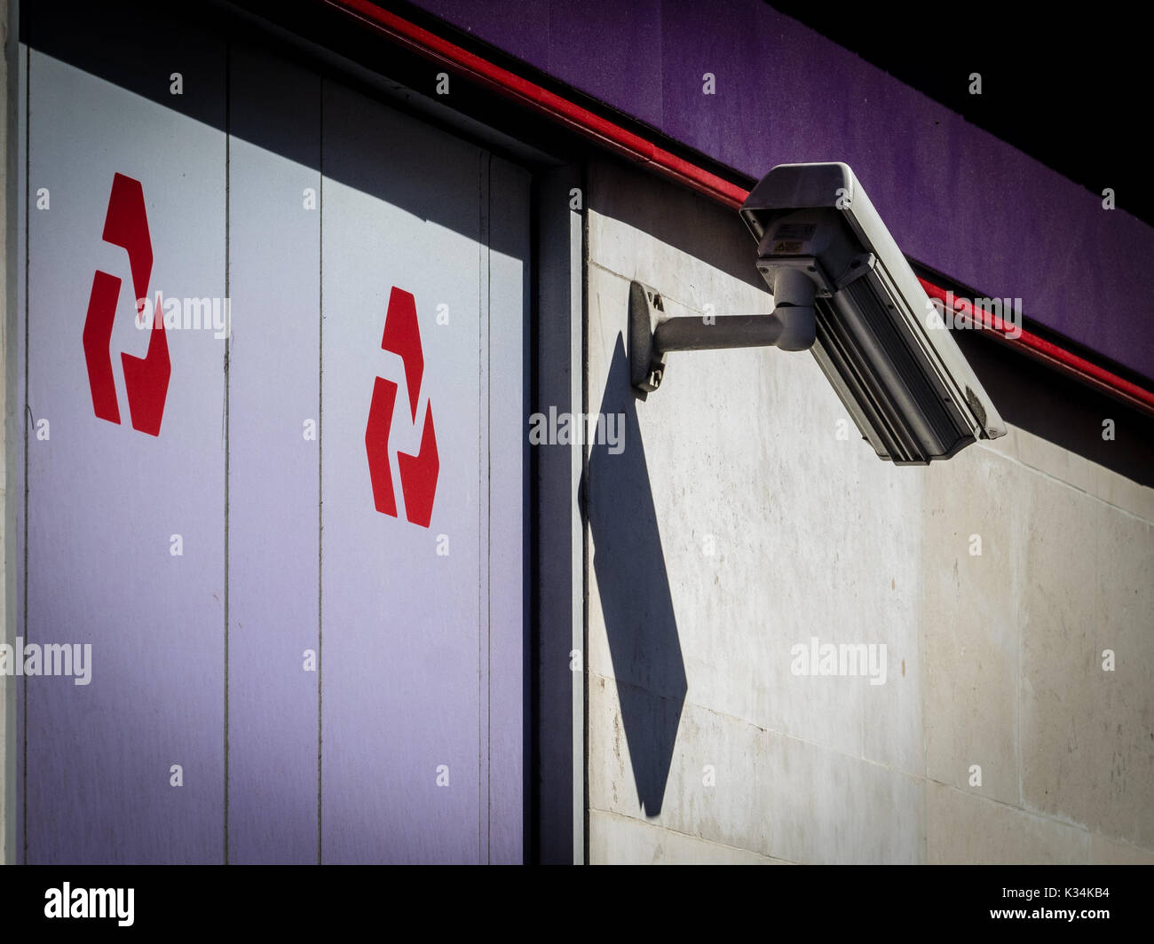 Banking - Natwest Bank Sicherheit - Bank Sicherheit Kameras blicken auf ATM Maschinen zu einem Natwest Niederlassung in London, Großbritannien Stockfoto