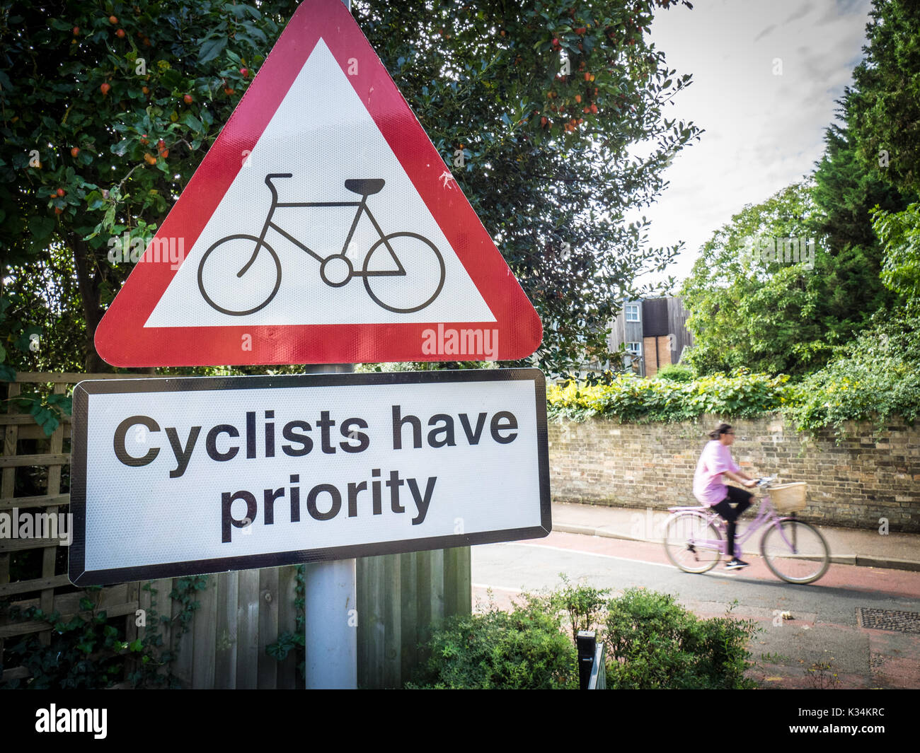 Radfahrer haben Priorität - sicheres Radfahren - Schild, Autos Vorfahrt für Radfahrer auf einer belebten Radweg in zentralen Cambridge UK Stockfoto